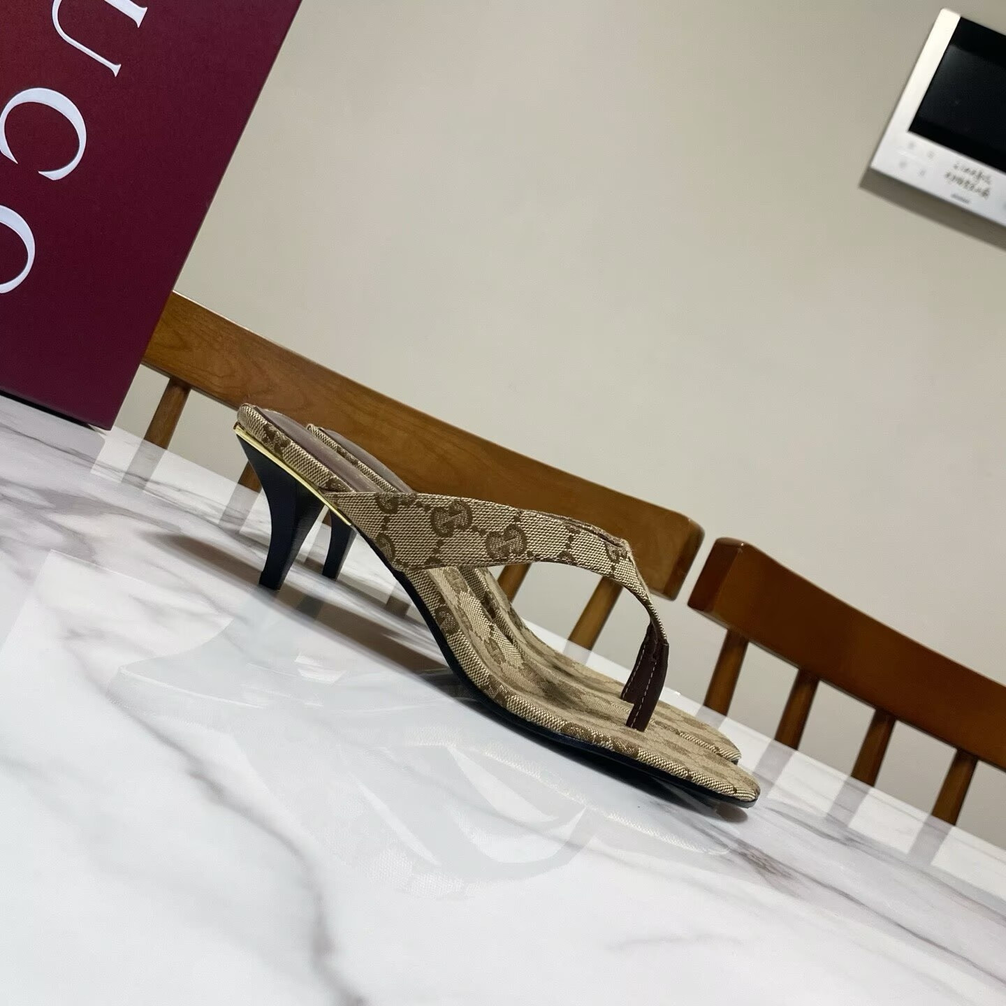 ua G*u*i vittoria thong slides