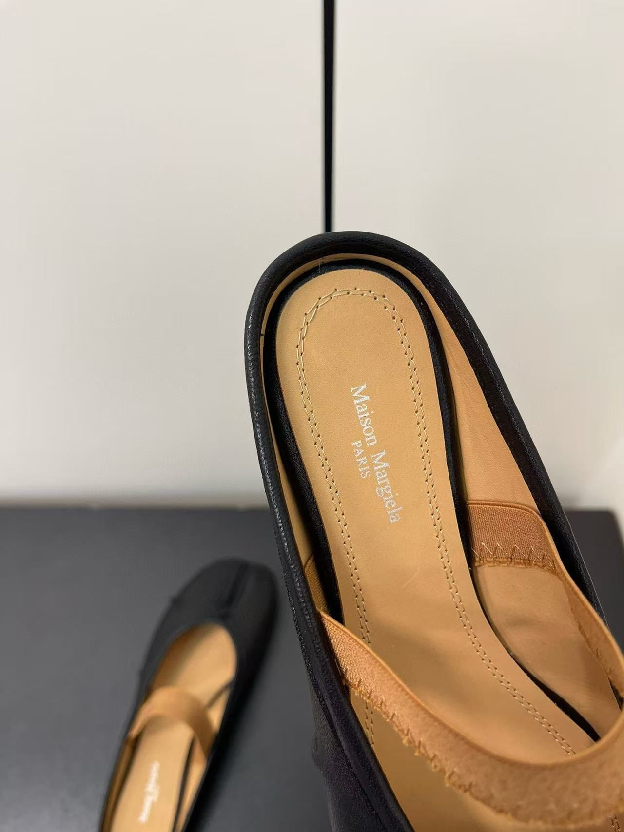 ua ma*s*n Ma*i*la split-toe leather ballerina mules black