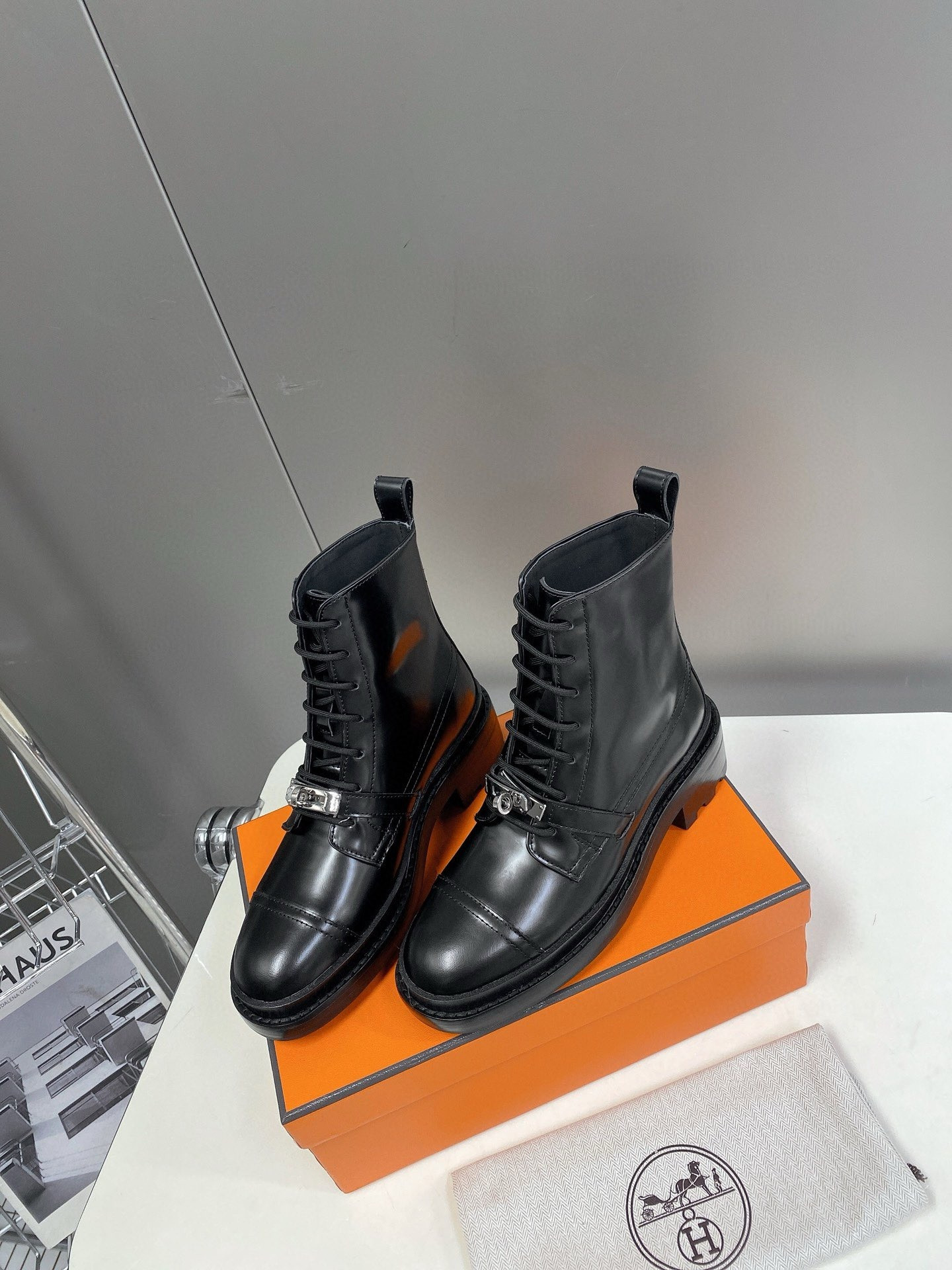 ua H**mes funk ankle boot