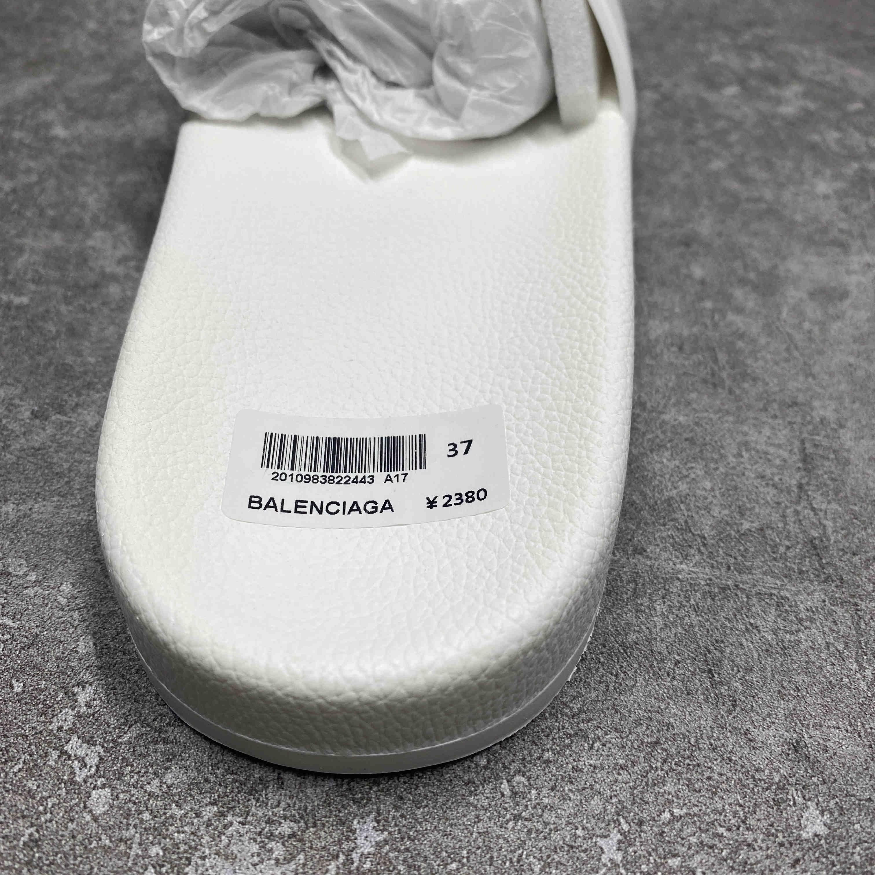 Ba*len*cia*ga pool slide white