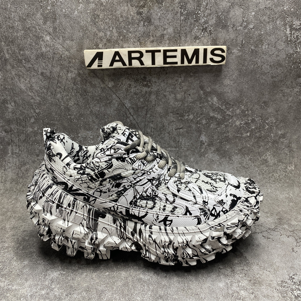 ua Ba*len*cia*ga defender graffiti