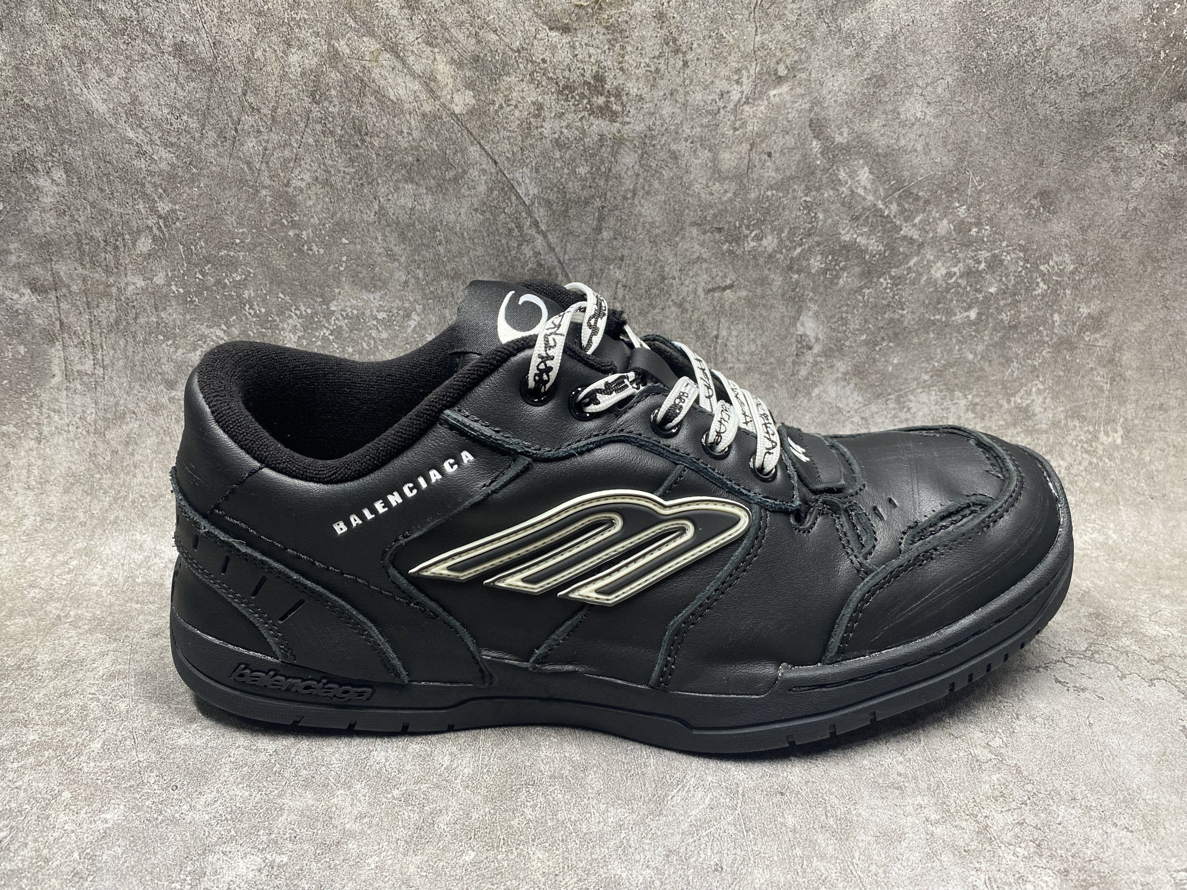 ua Ba*len*cia*ga hamptons worn-out sneaker in black(run one size large)