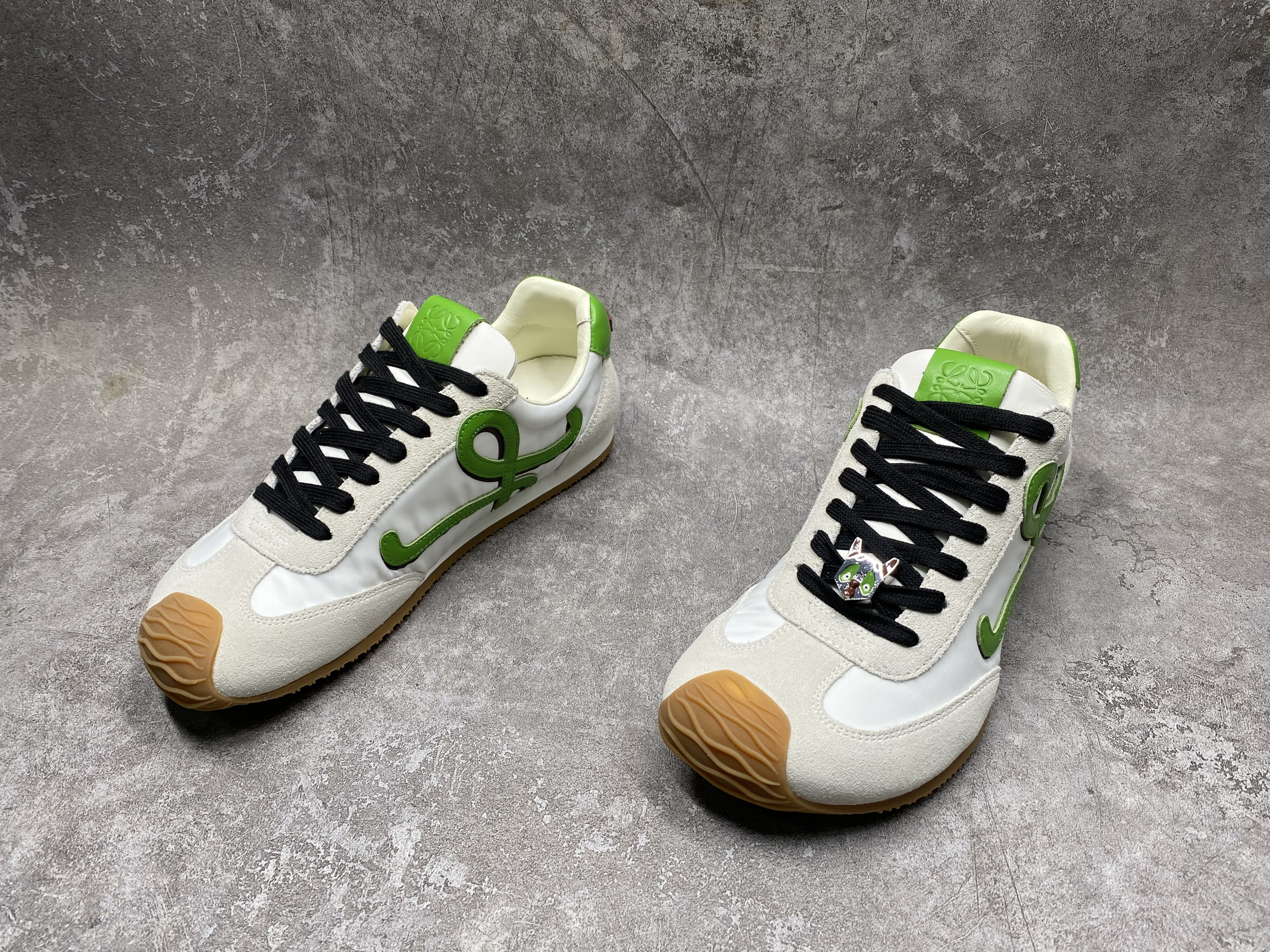 ua L0ew* sneakers