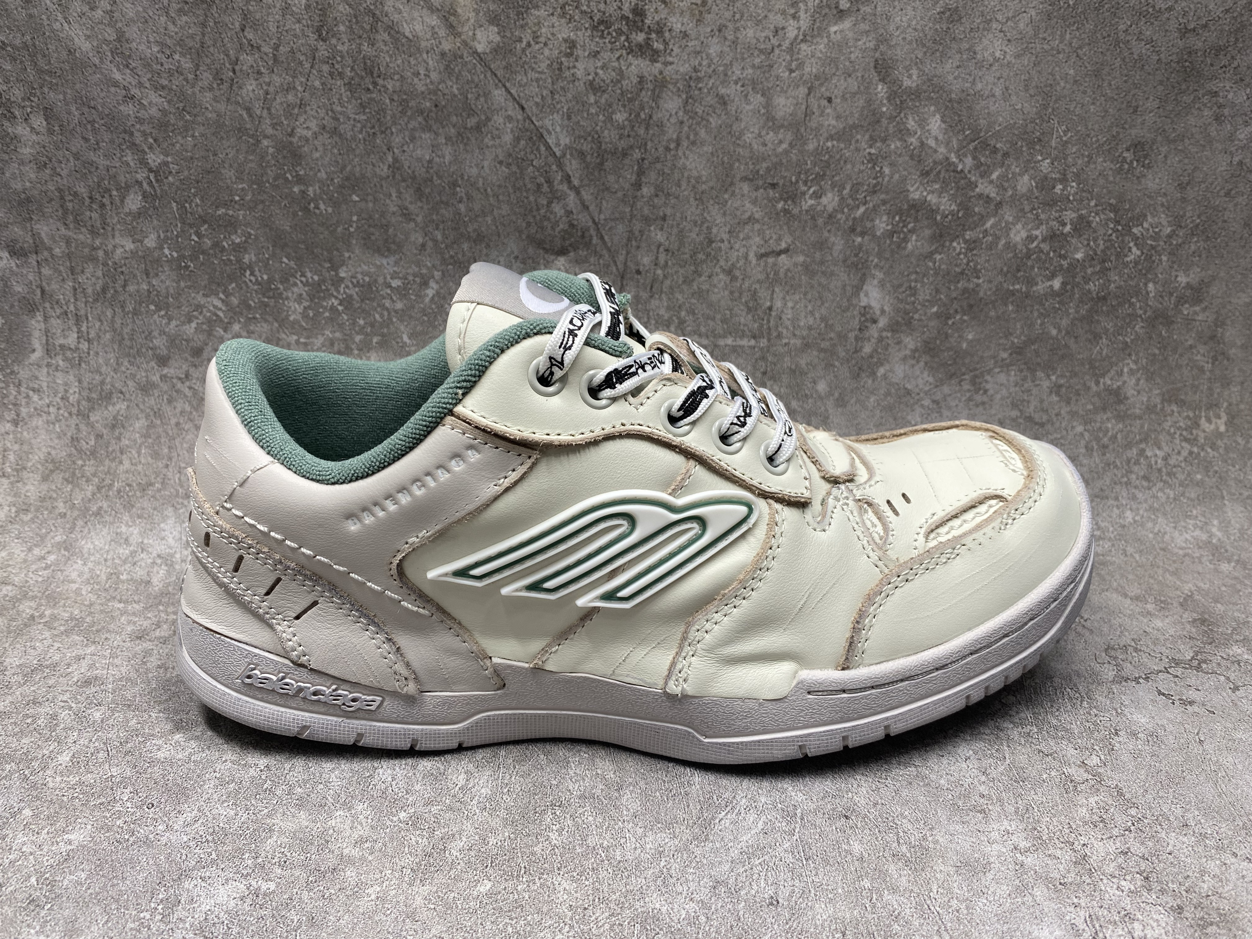 ua Ba*len*cia*ga hamptons worn-out sneaker (run one size large)