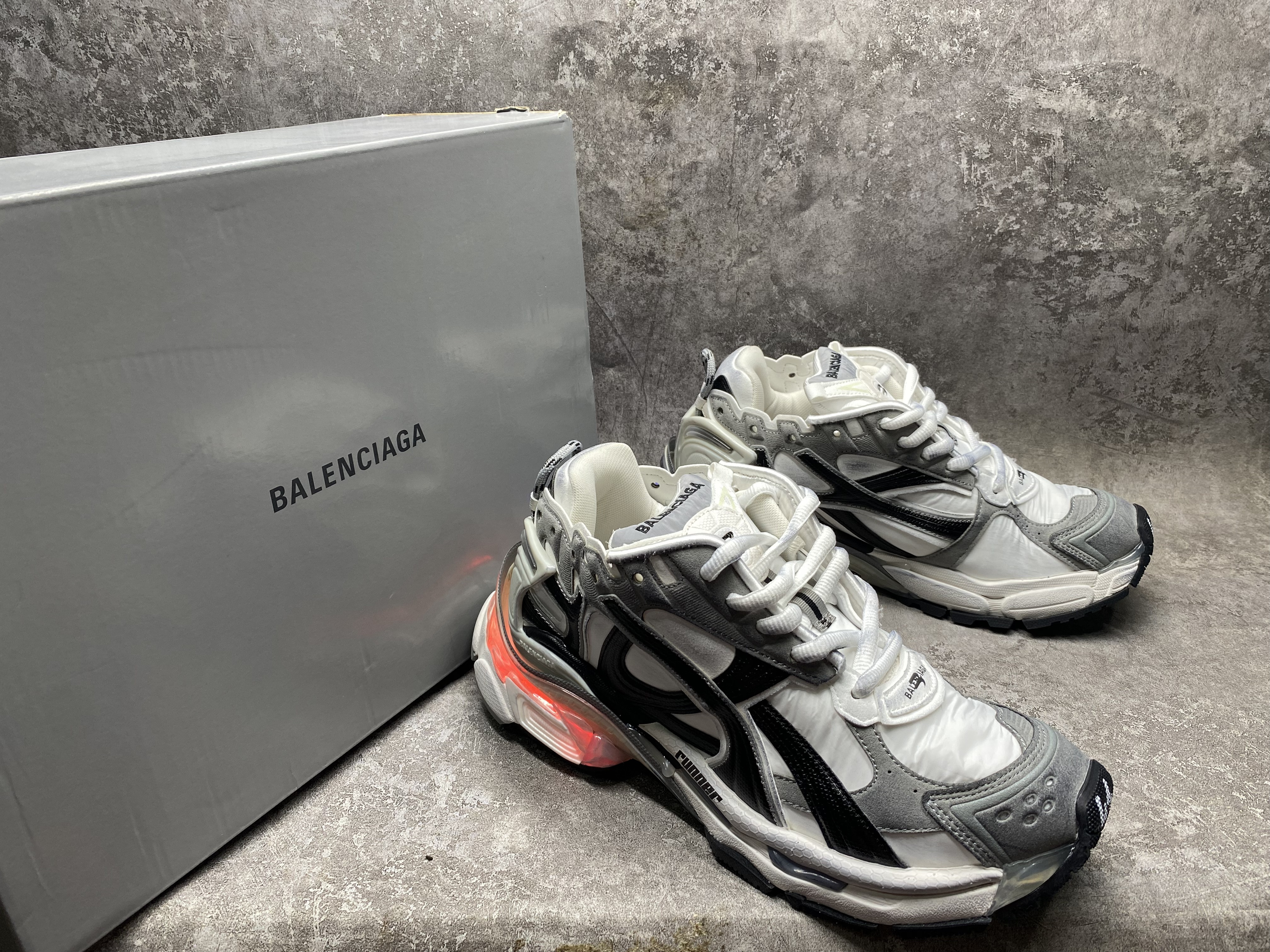 ua Ba*len*cia*ga runner sneaker