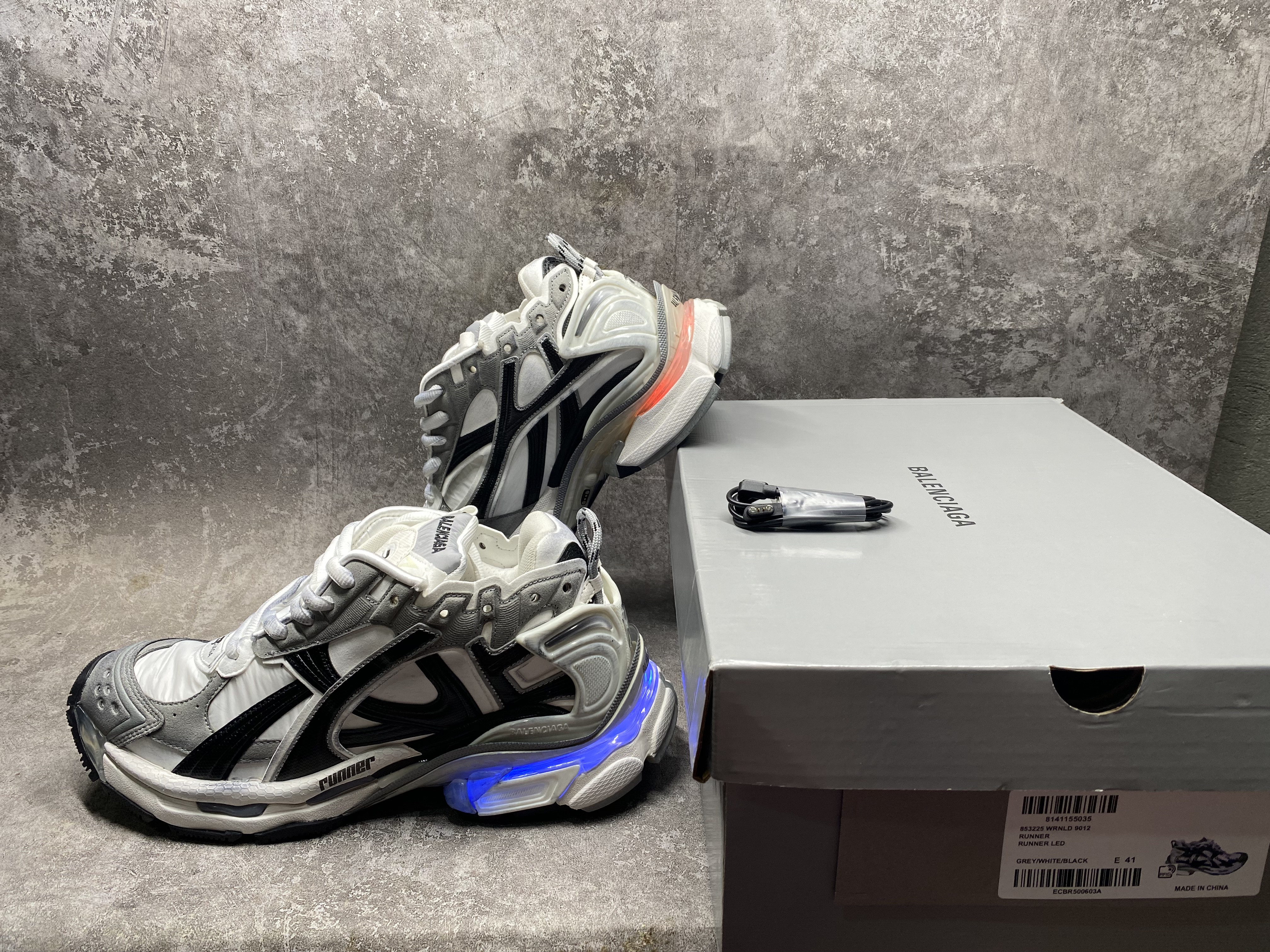 ua Ba*len*cia*ga runner sneaker