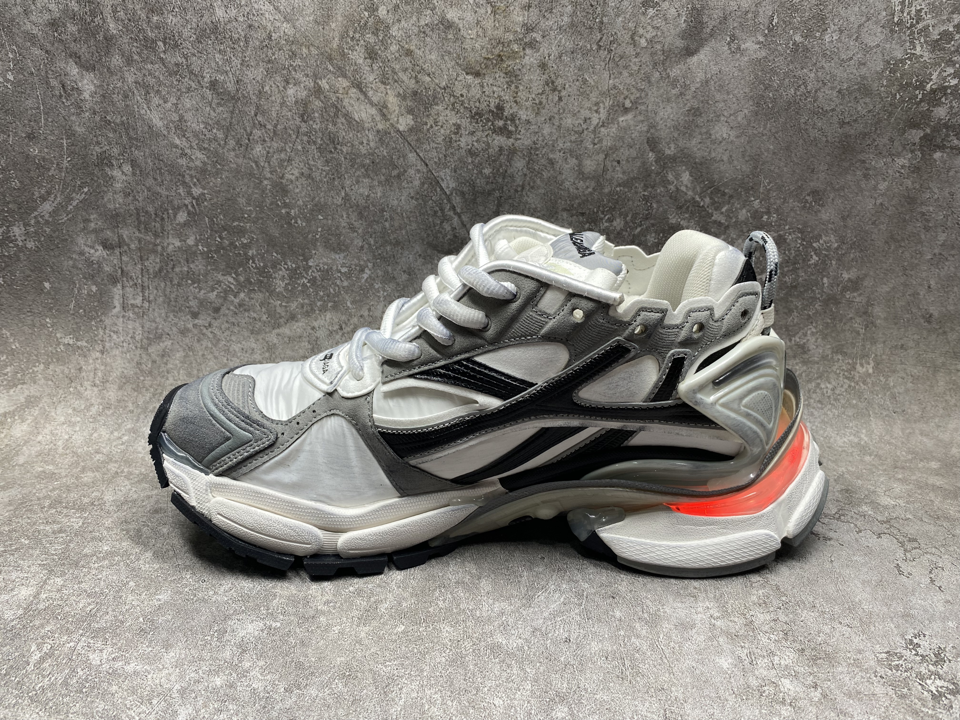 ua Ba*len*cia*ga runner sneaker