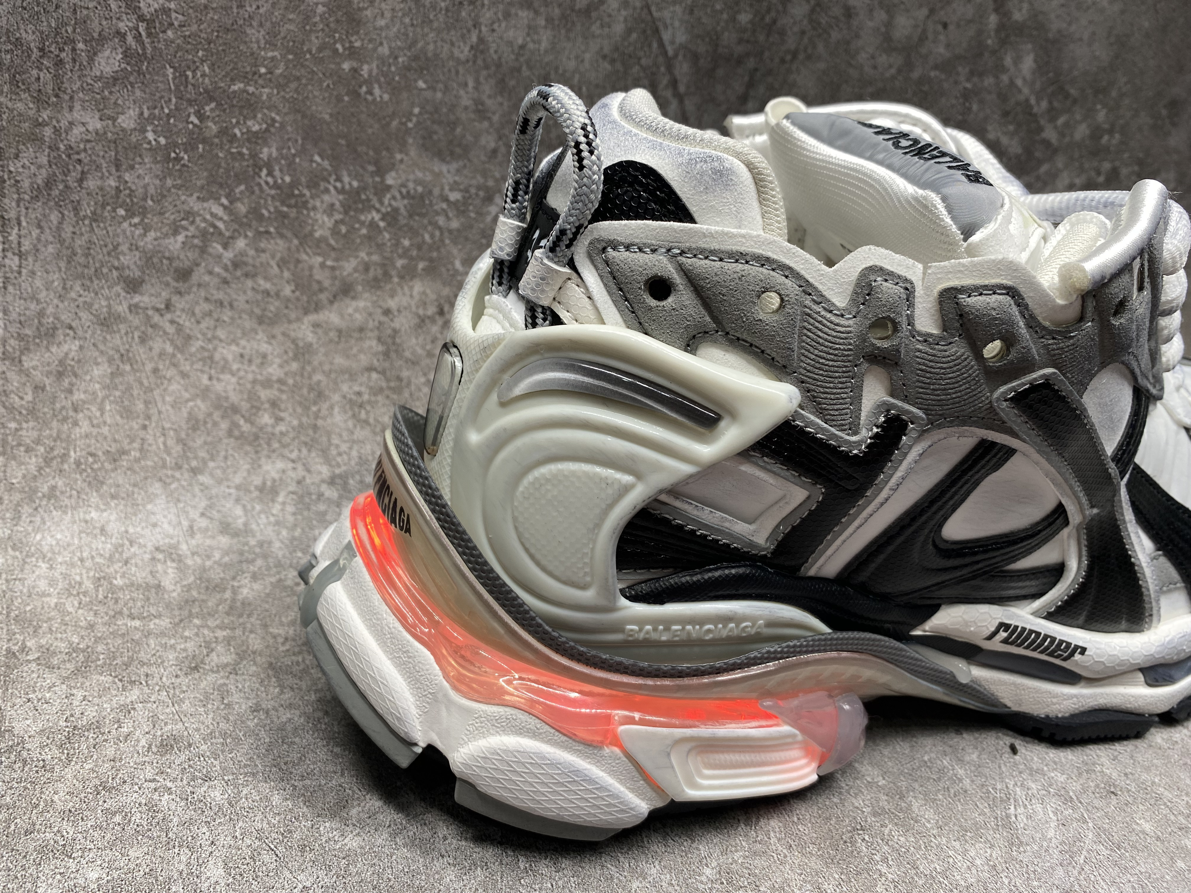 ua Ba*len*cia*ga runner sneaker