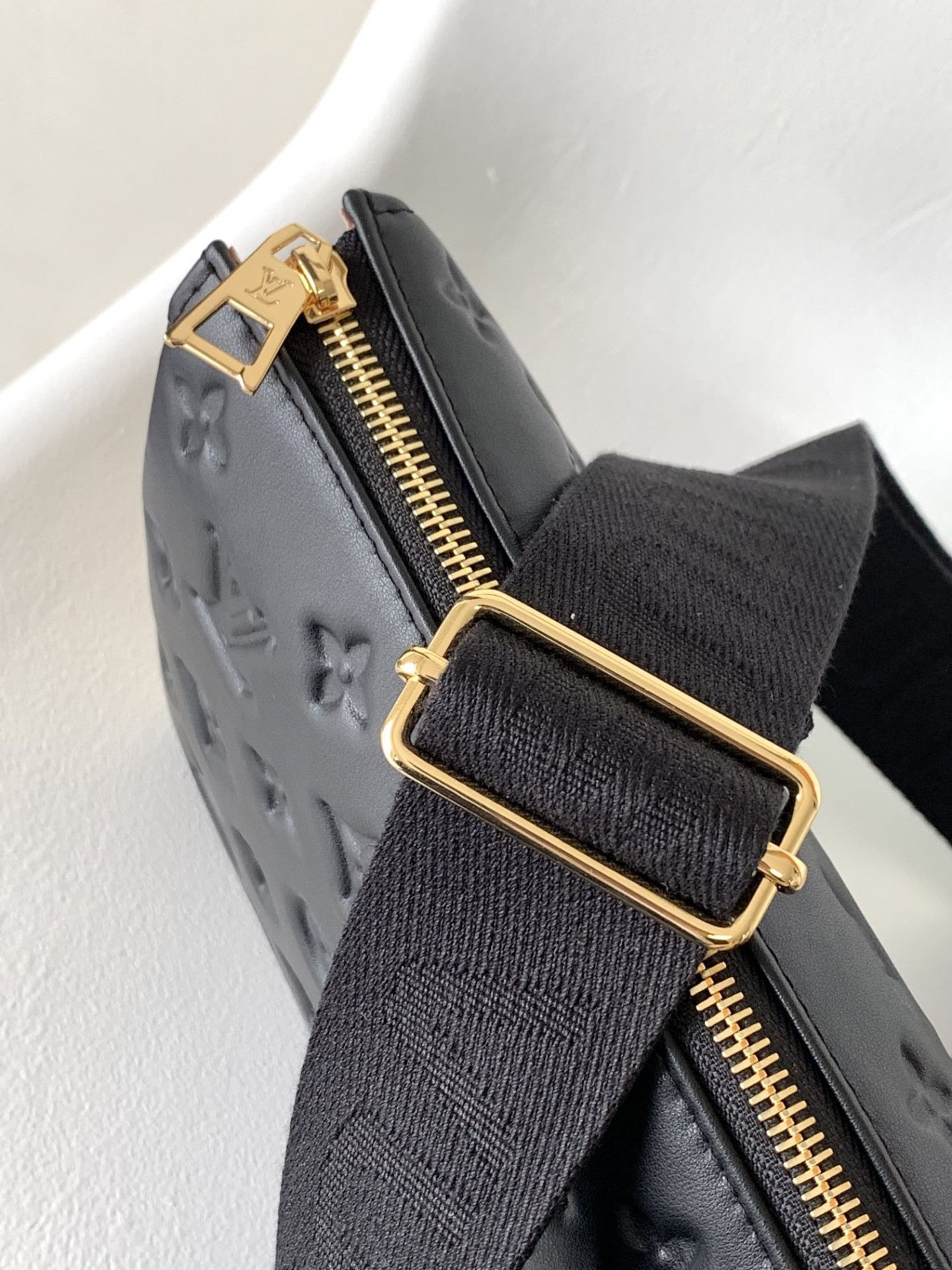 LV Coussin PM M21260 26x20x12cm