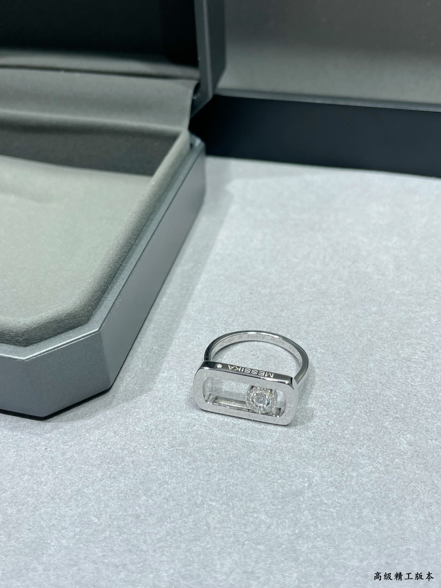 Mes1kaa large solitaire di*m*nd ring