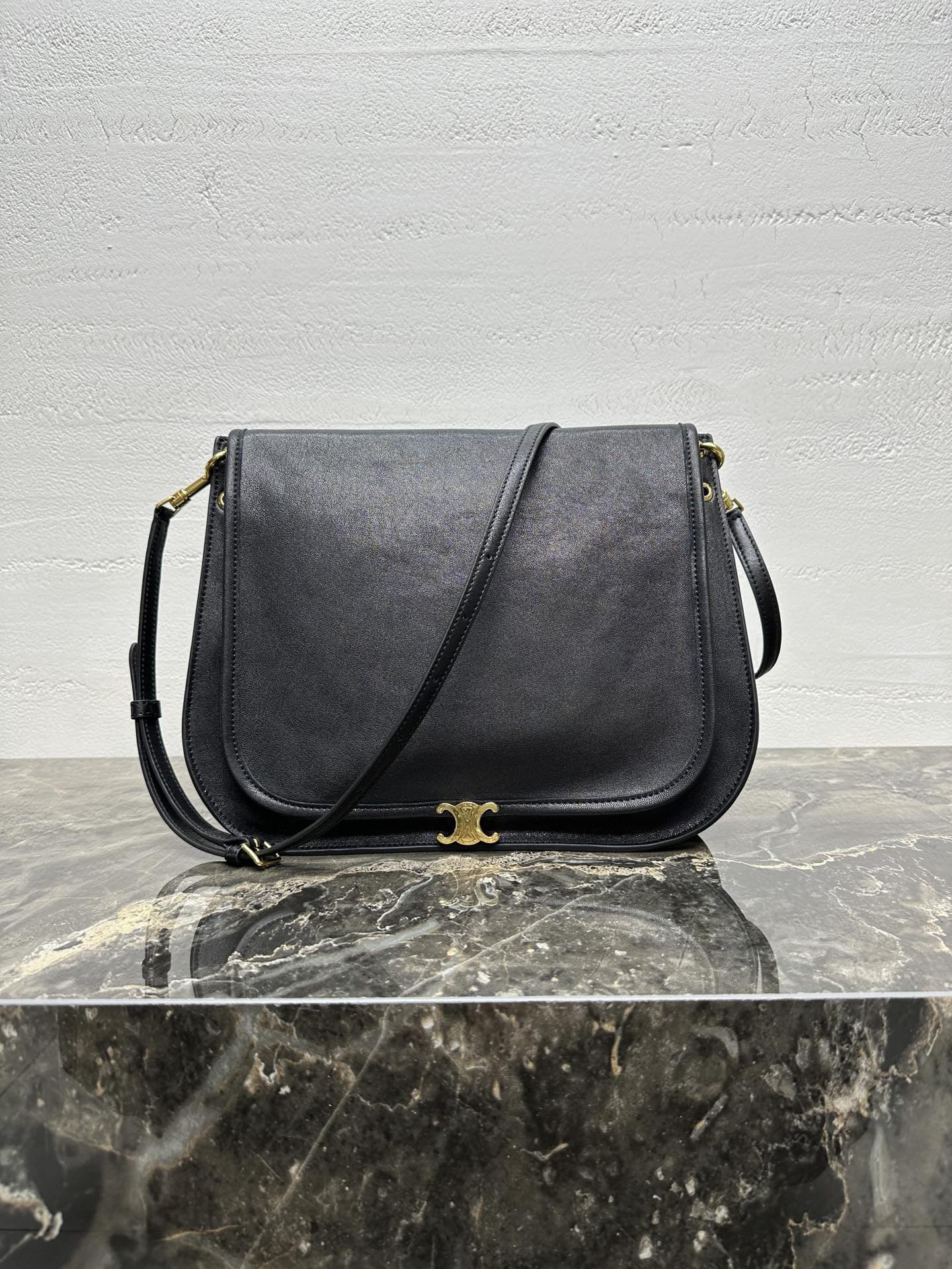 ce**e soft triomphe besace in S*pple shiny lambskin 34x25x13cm