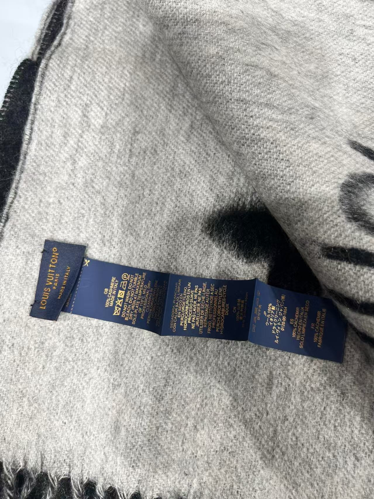 l0*is V*t0n reykjavik scarf