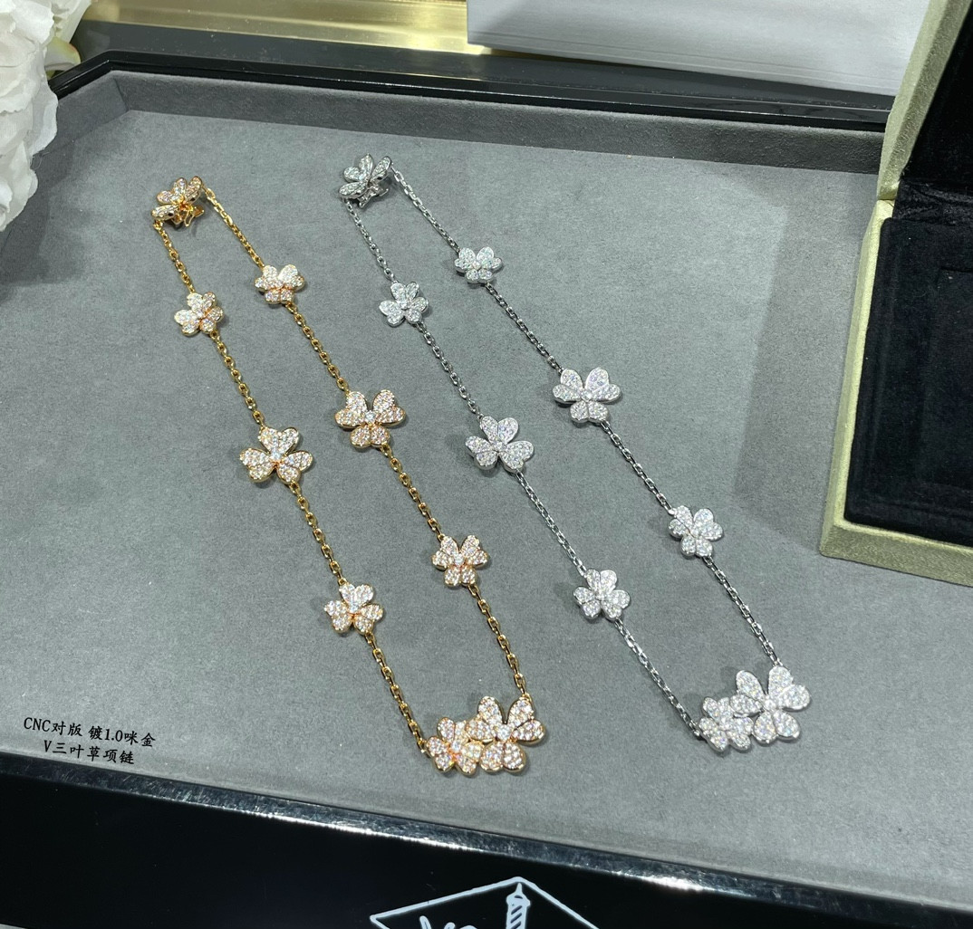 V*N CL*F & arpels necklace