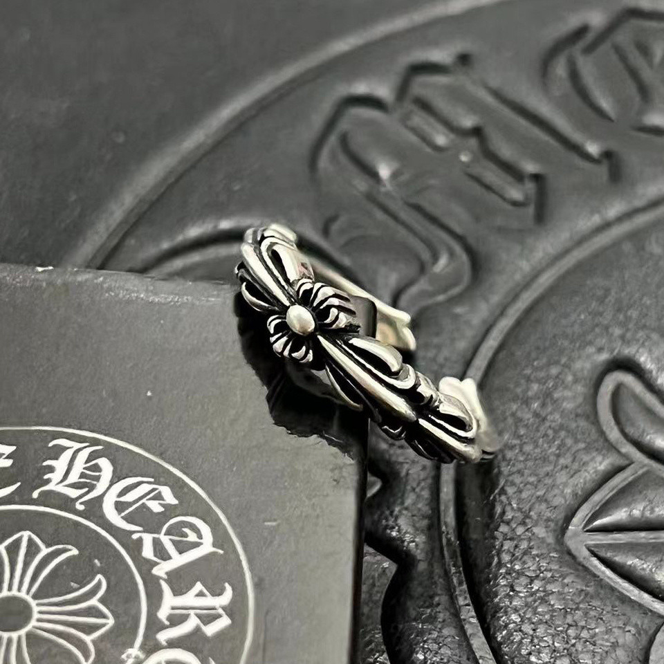 Ch**me He**ts open-ended small cross ring