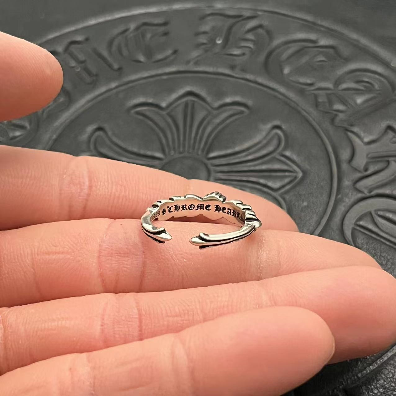 Ch**me He**ts open-ended small cross ring