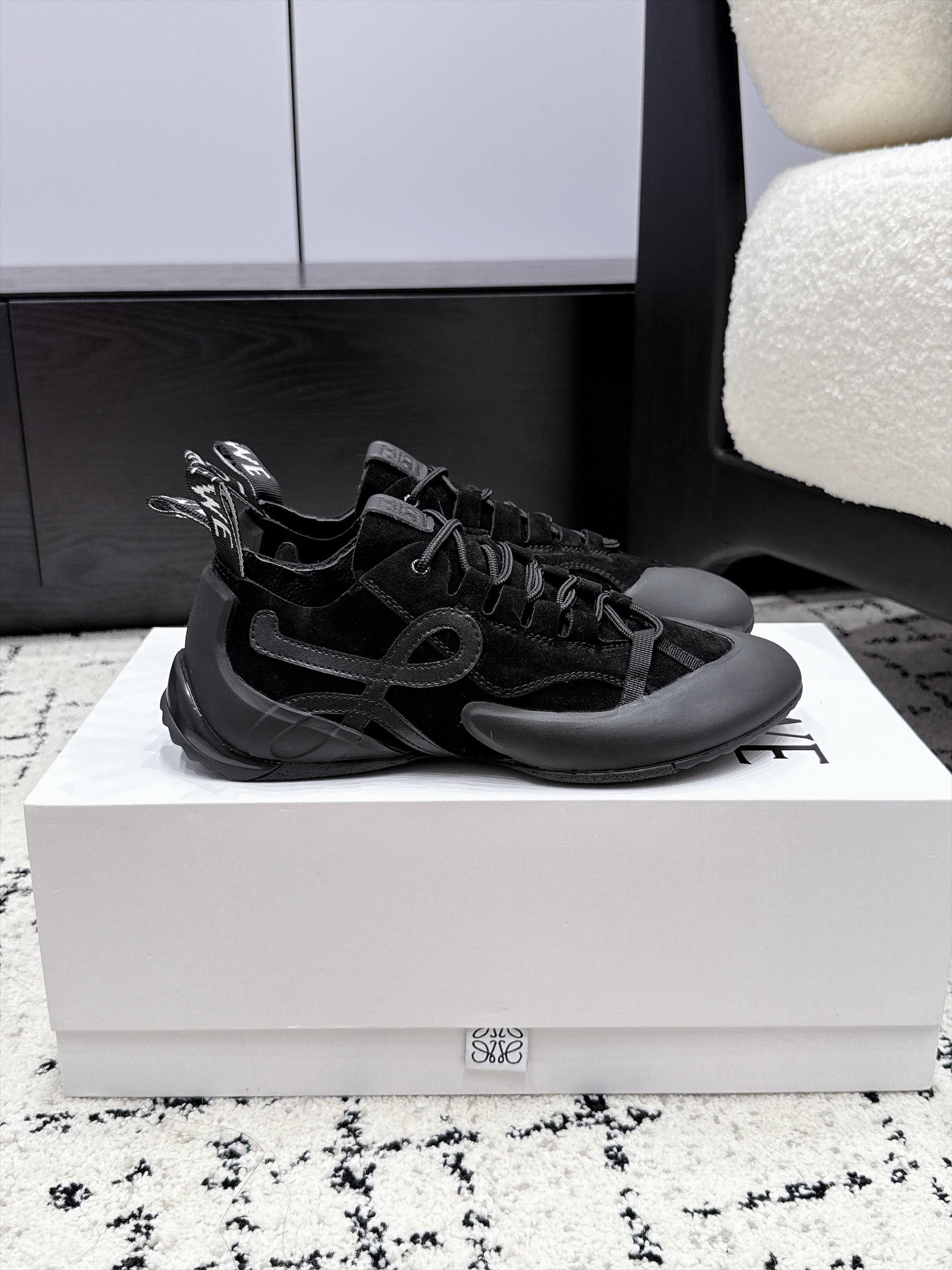 ua L0ew* grip sneaker