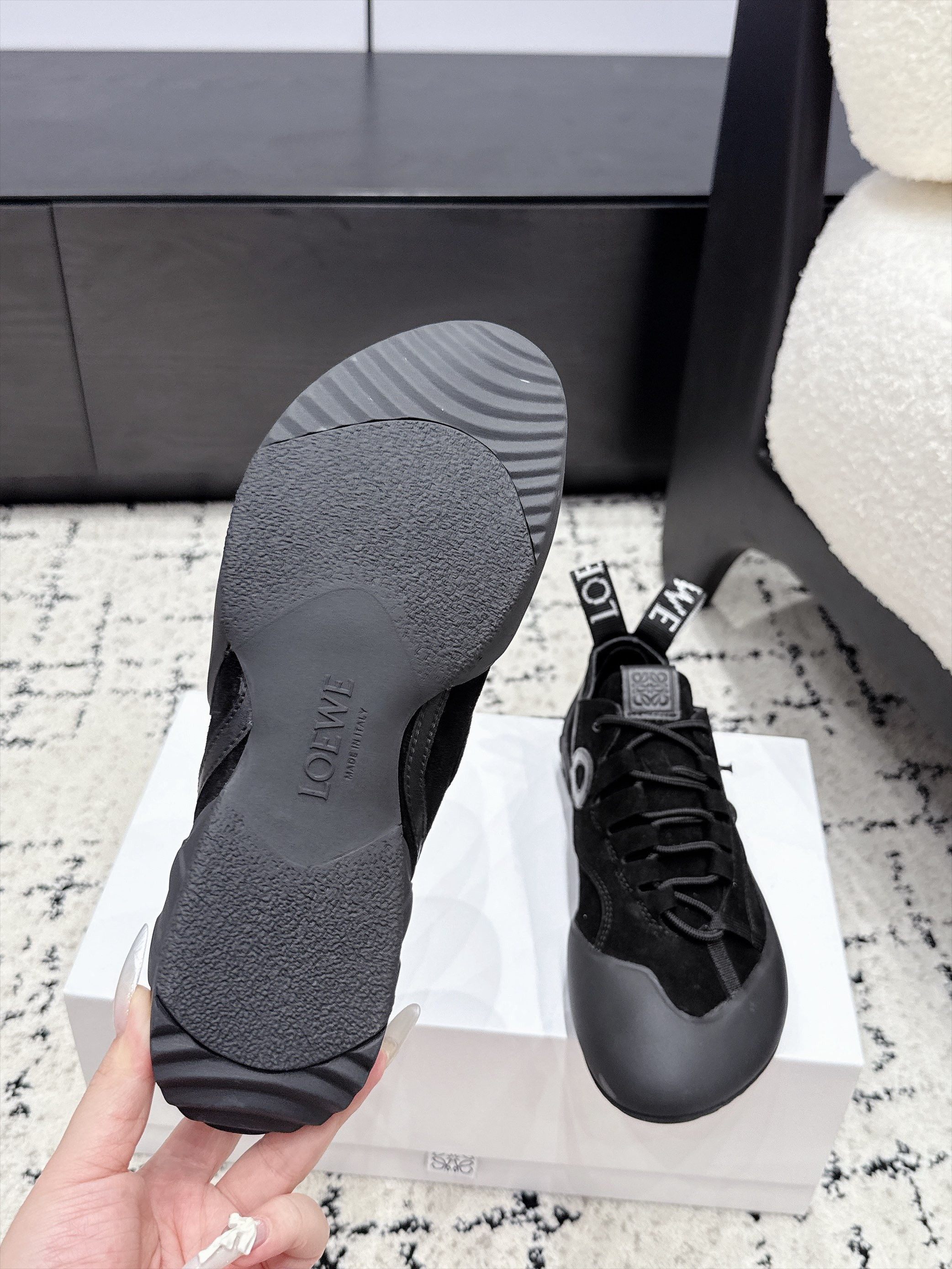 ua L0ew* grip sneaker