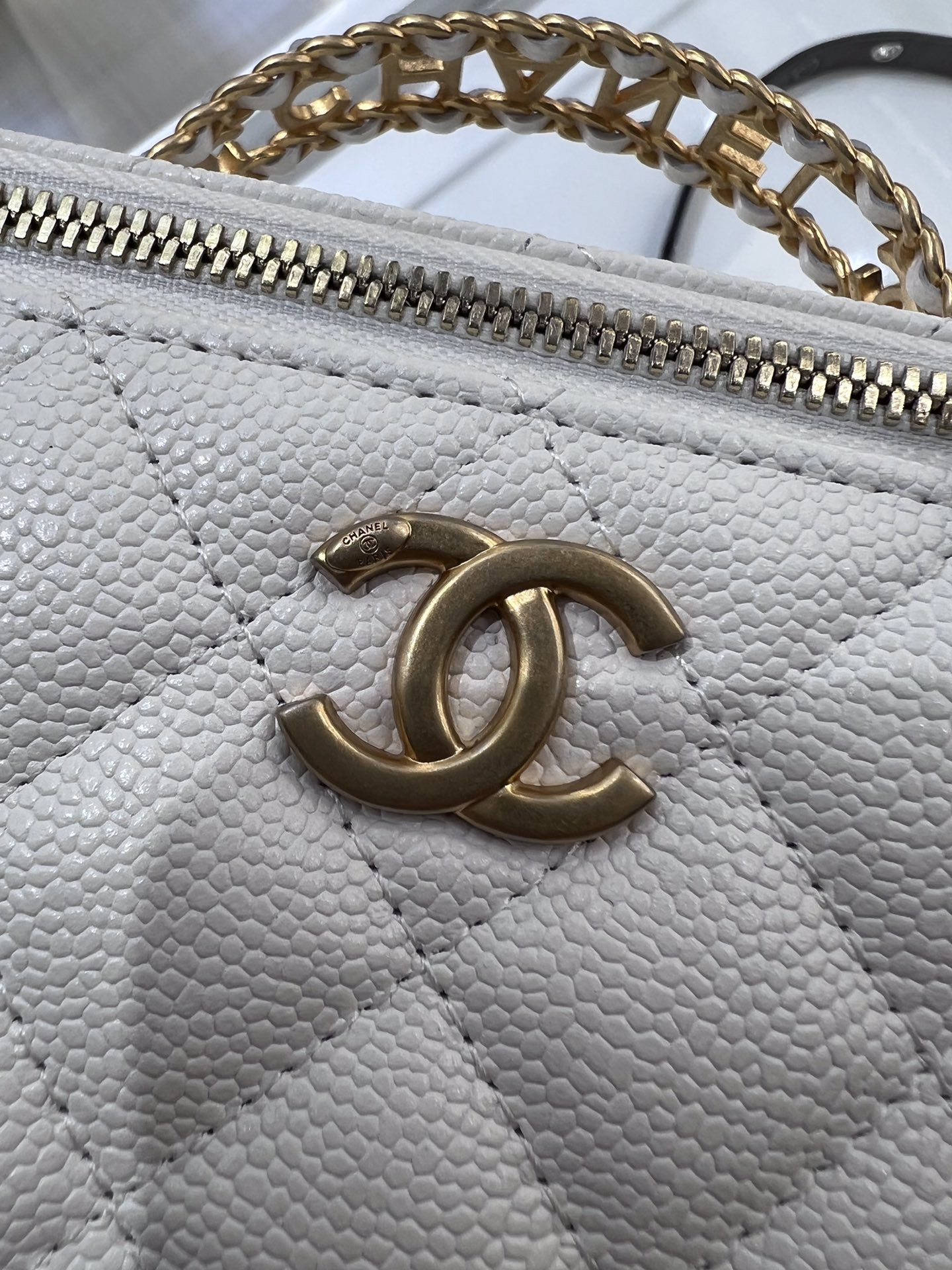 Ch*el vanity with chain 9.5x17x8cm