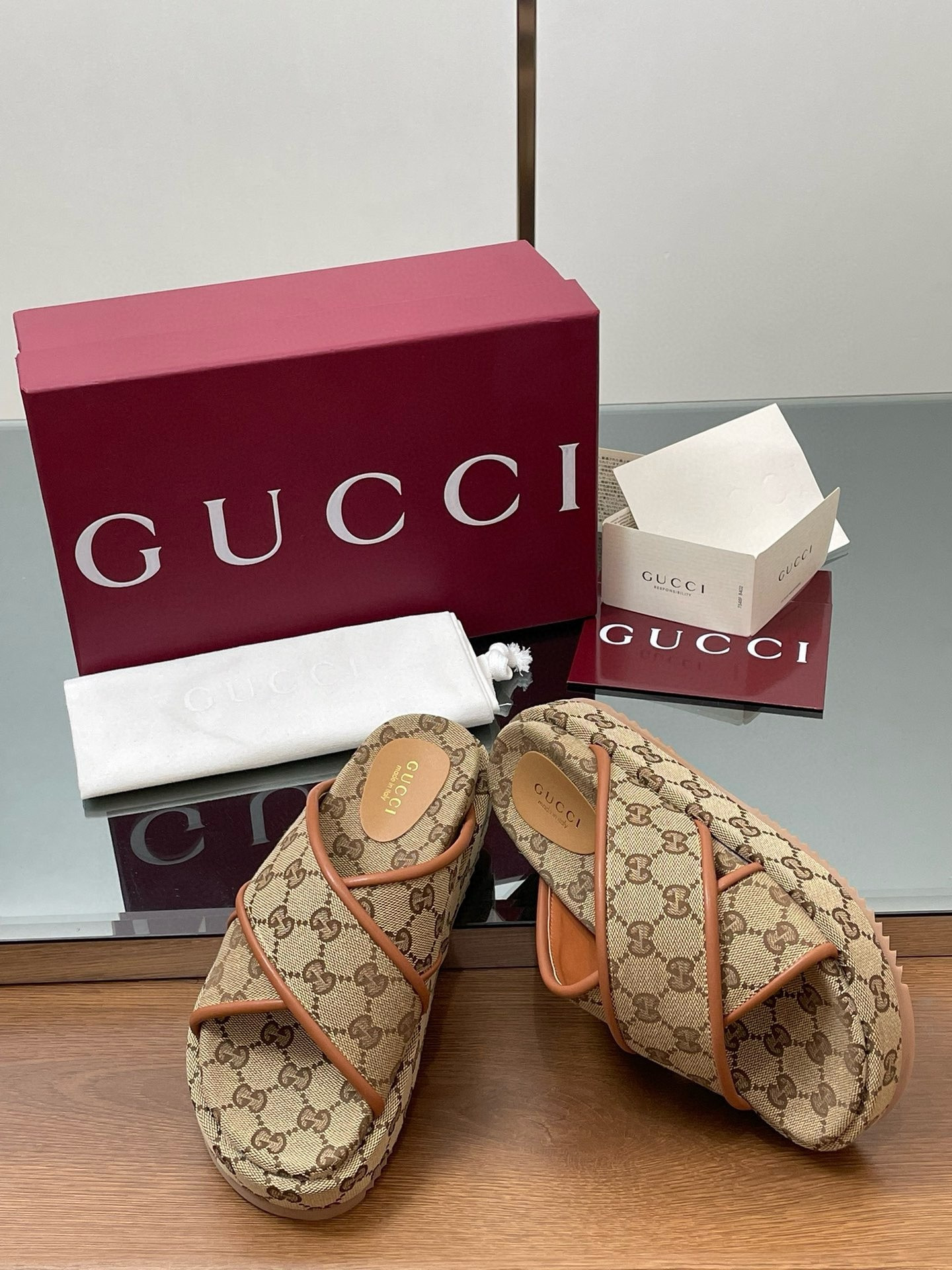 ua G*u*i criss cross slide sandals