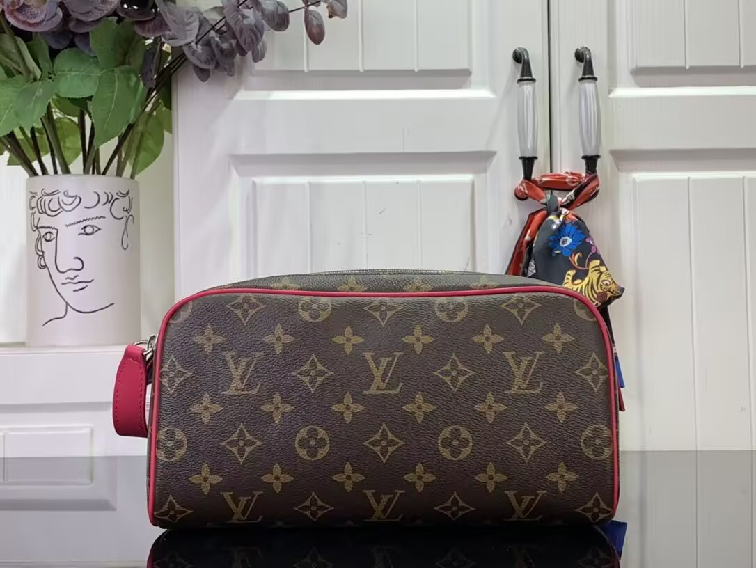 LV Dopp Kit M12641 28x15x16.5cm