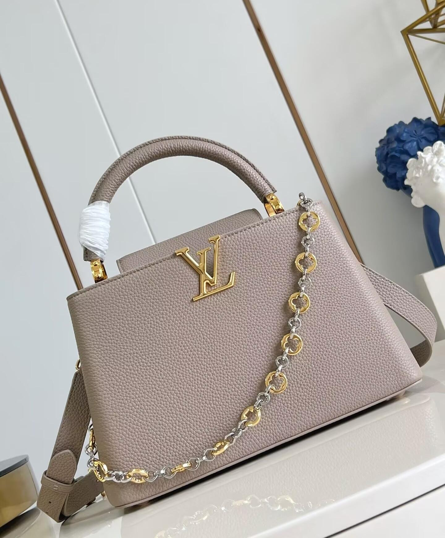 LV Capucines MM M12935 31x20x11cm