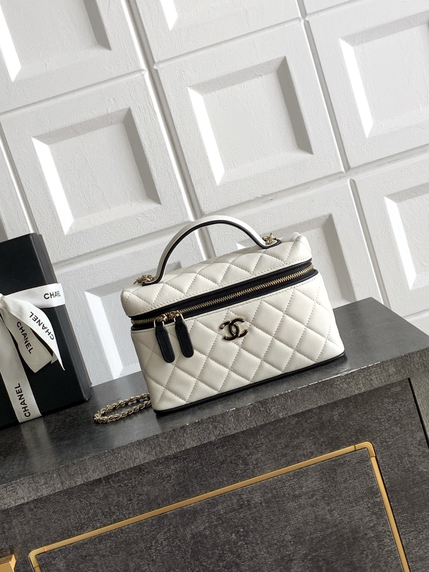 Ch*el vanity with chain ap5186 17x19.5x5cm