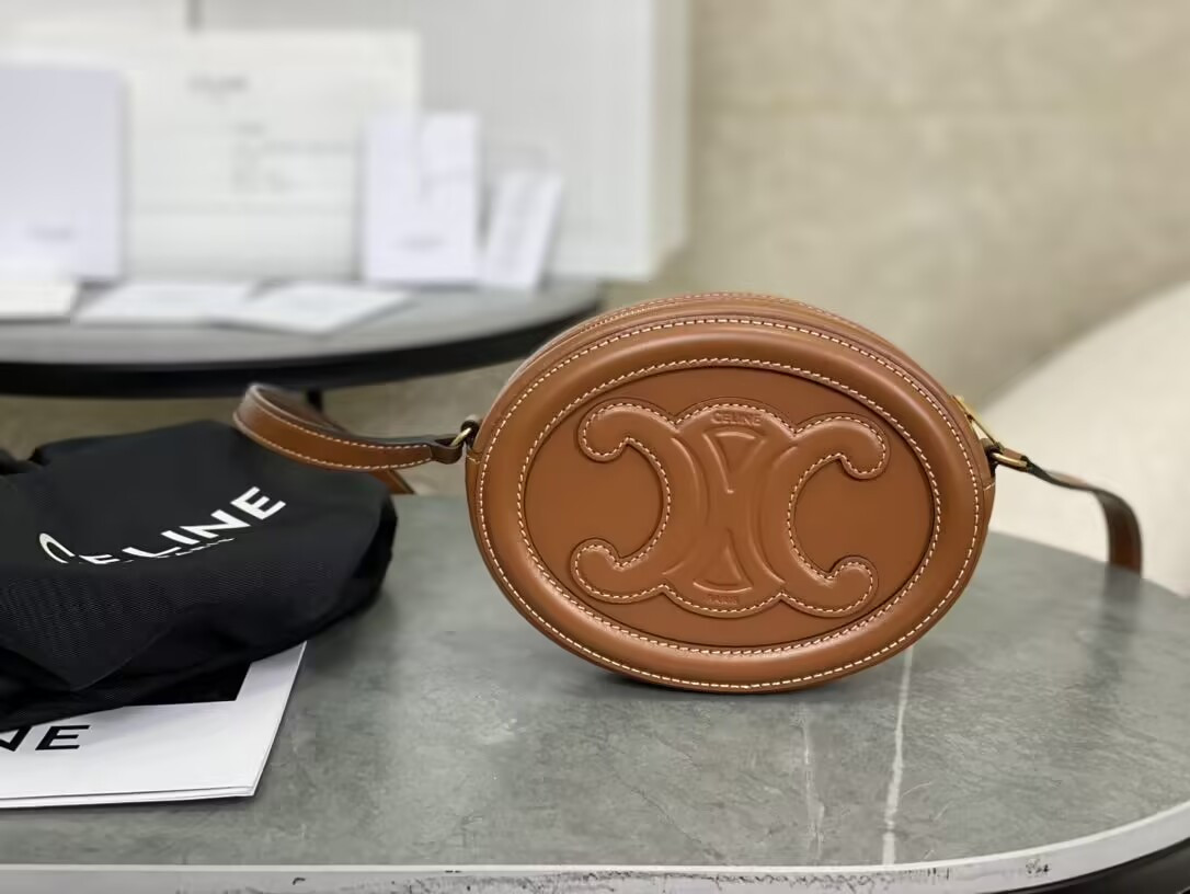 Ce**e small calfskin cuir triomphe oval crossbody 20x15x6cm