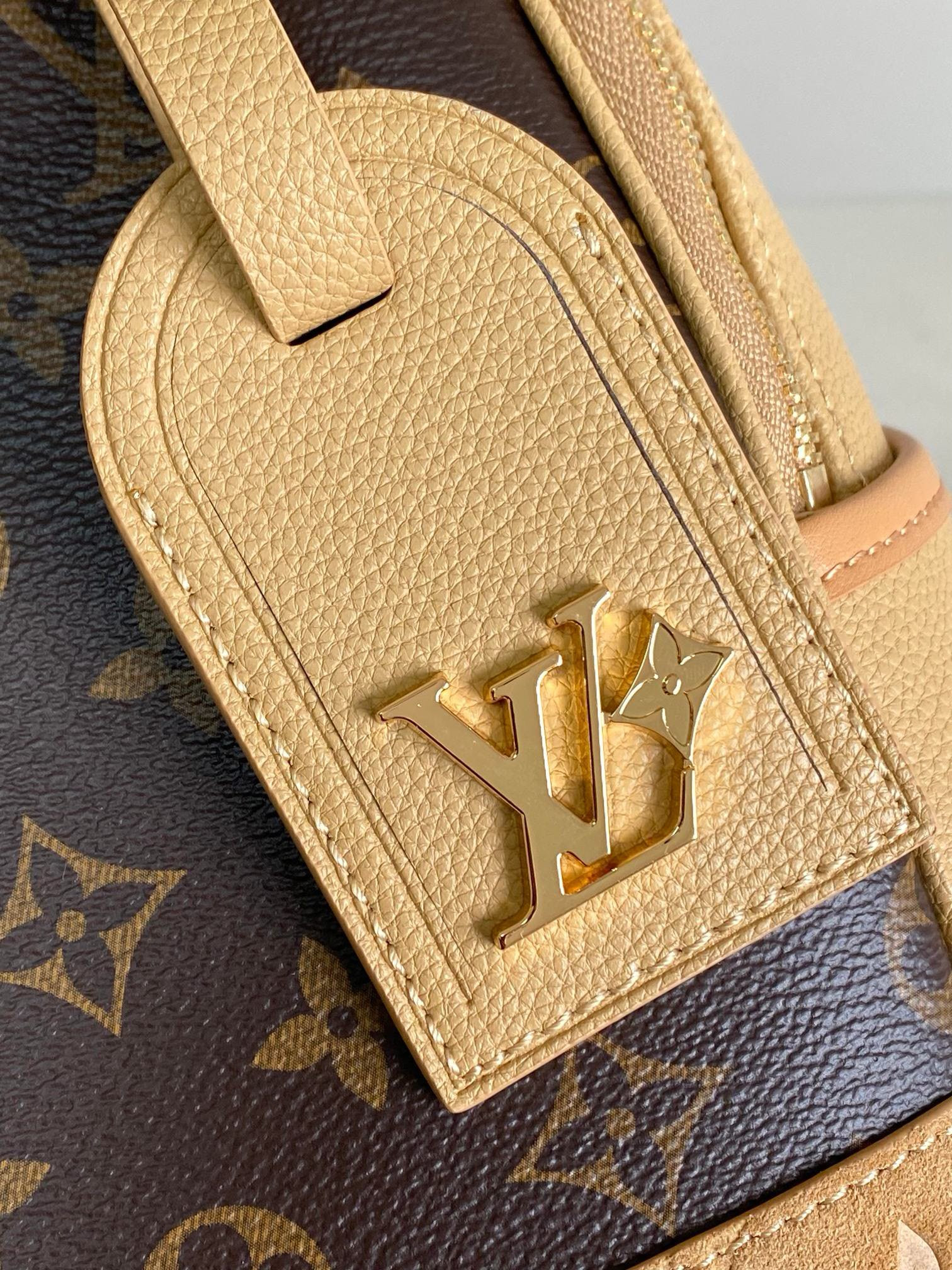 LV Outdoor Backpack M12624 44x19x31cm