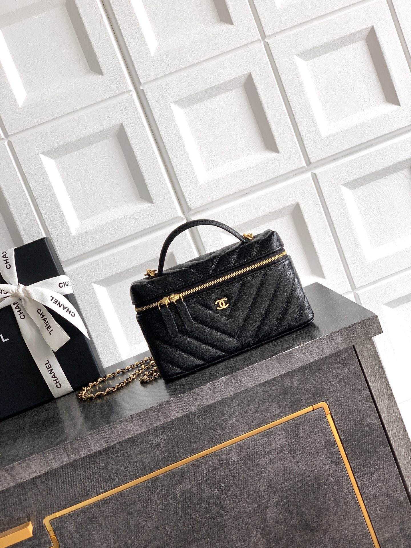 Ch*el vanity with chain ap5212 17x19.5x5cm