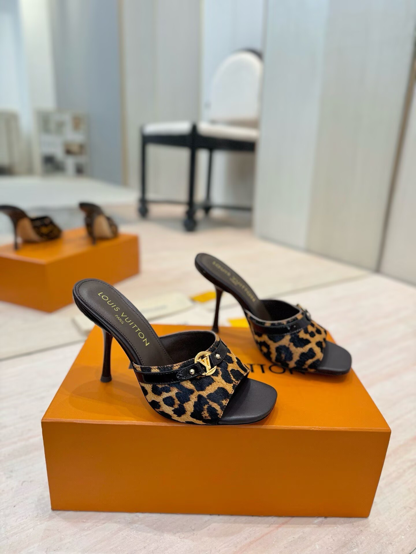 UA LV 6AM Mule