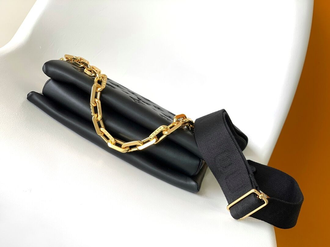 LV Coussin PM M21260 26x20x12cm