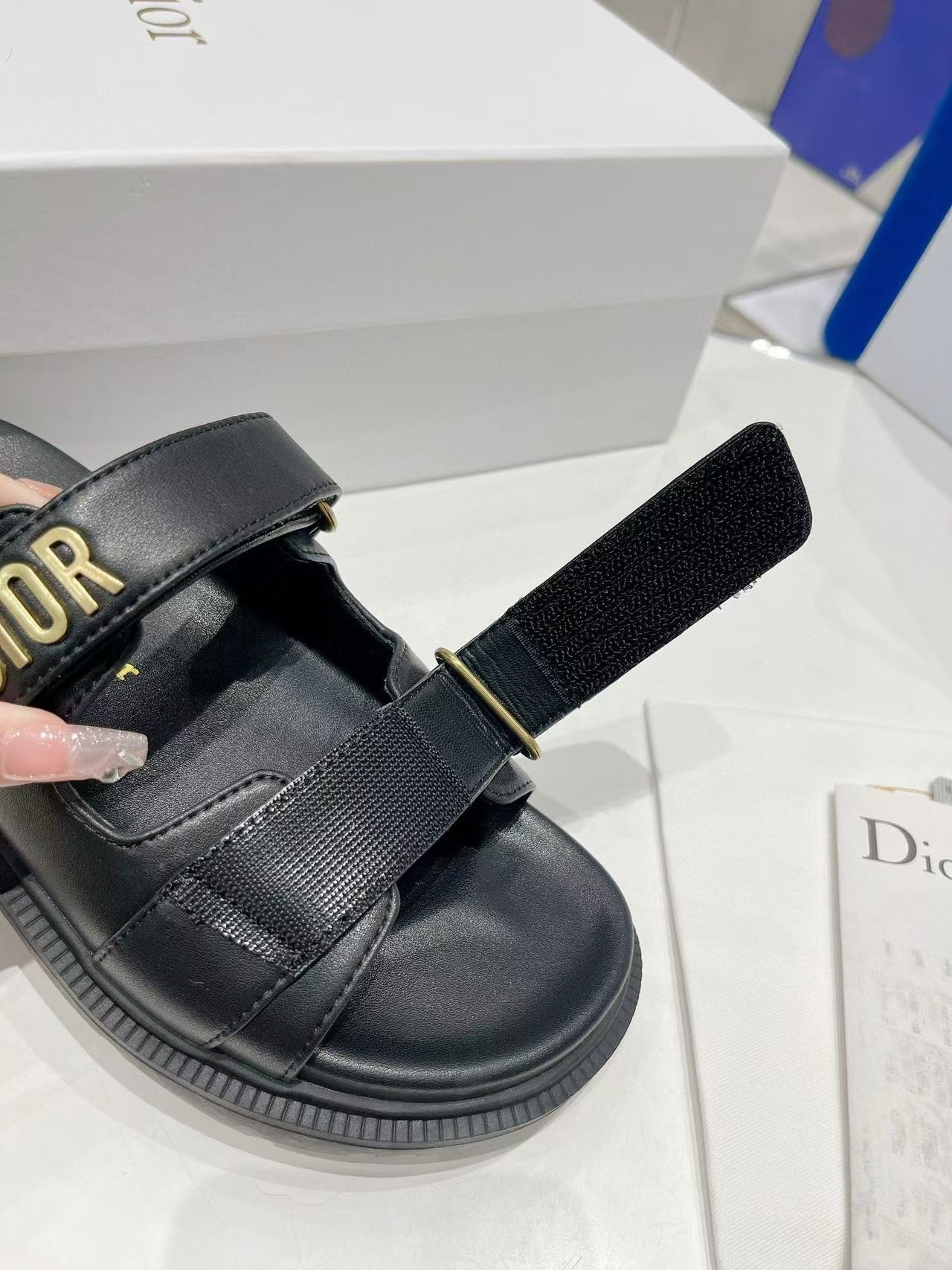 ua D*or D*oract sandal