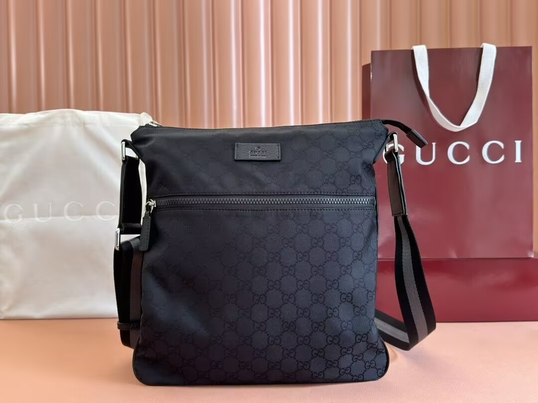 G*u*i shoulder bag 30.5x33x2cm