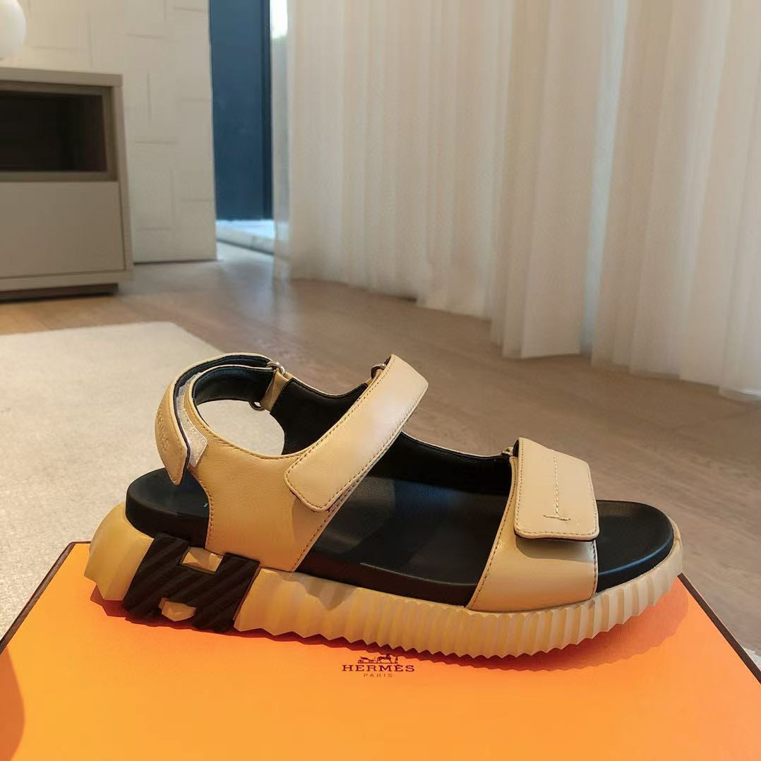 ua H**mes junior sandal