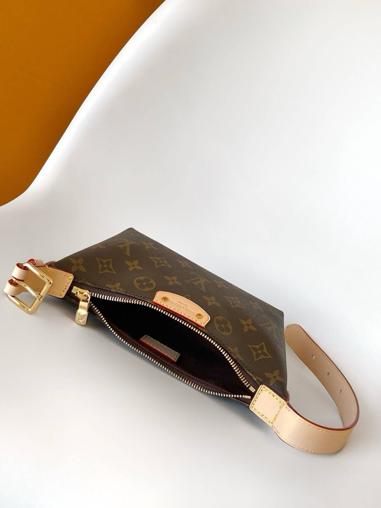 LV Hills Pochette Handbags M27509 11x6.5x18.5cm