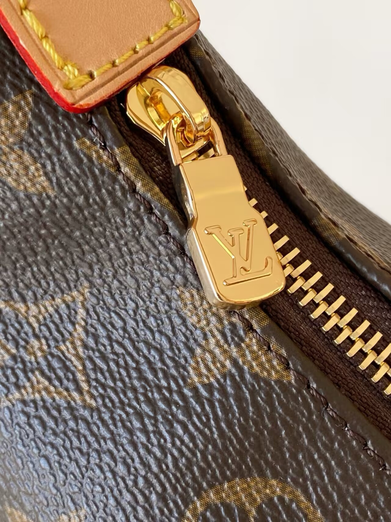 LV Hills Pochette Handbags M27509 11x6.5x18.5cm
