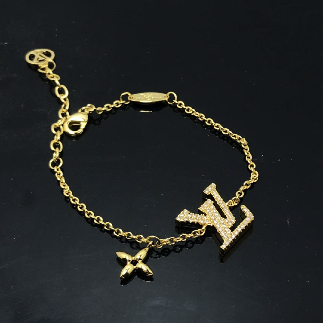 l0*is V*t0n bracelet approximately 17cm
