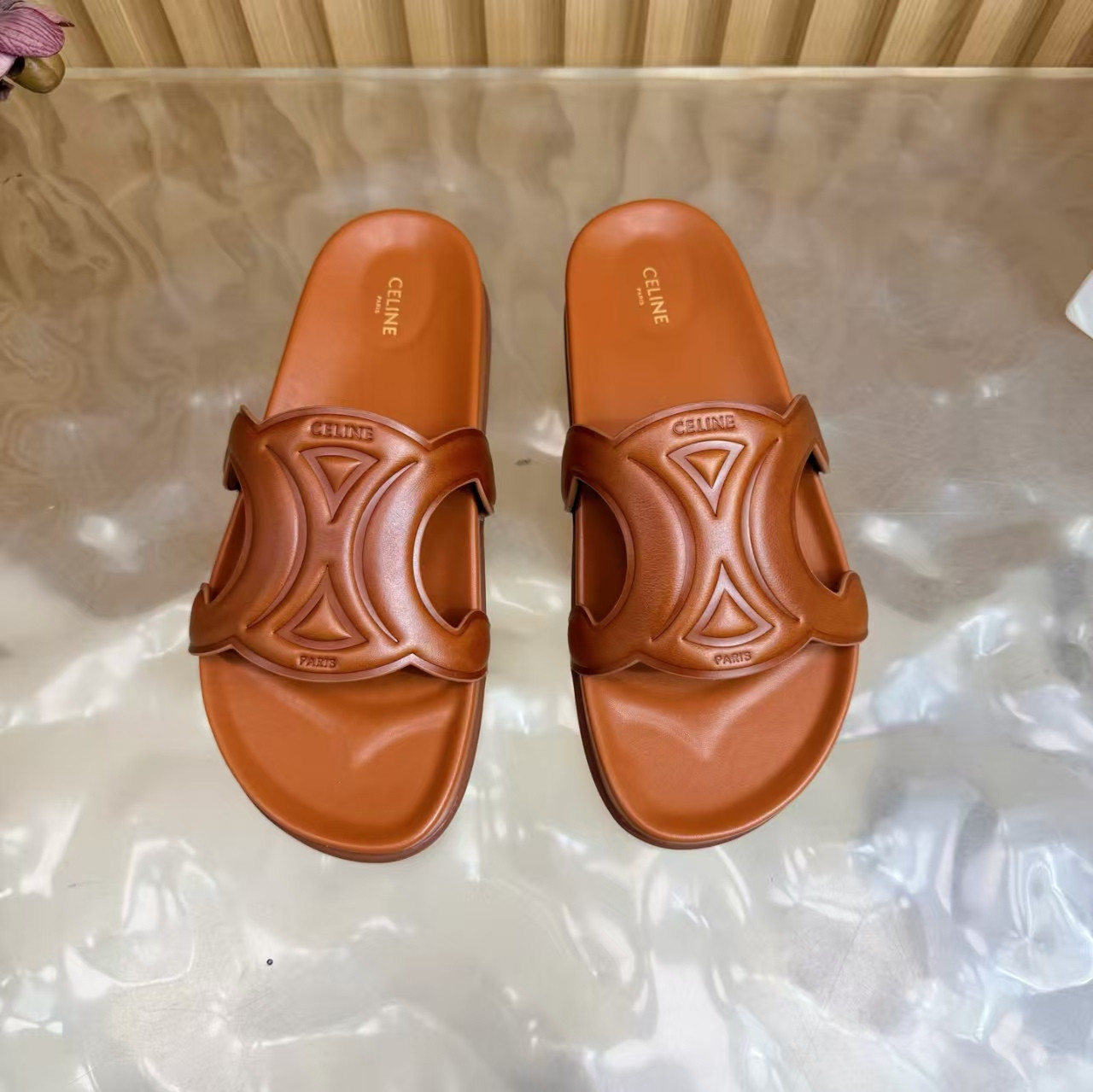 ua Ce**e triomphe slide