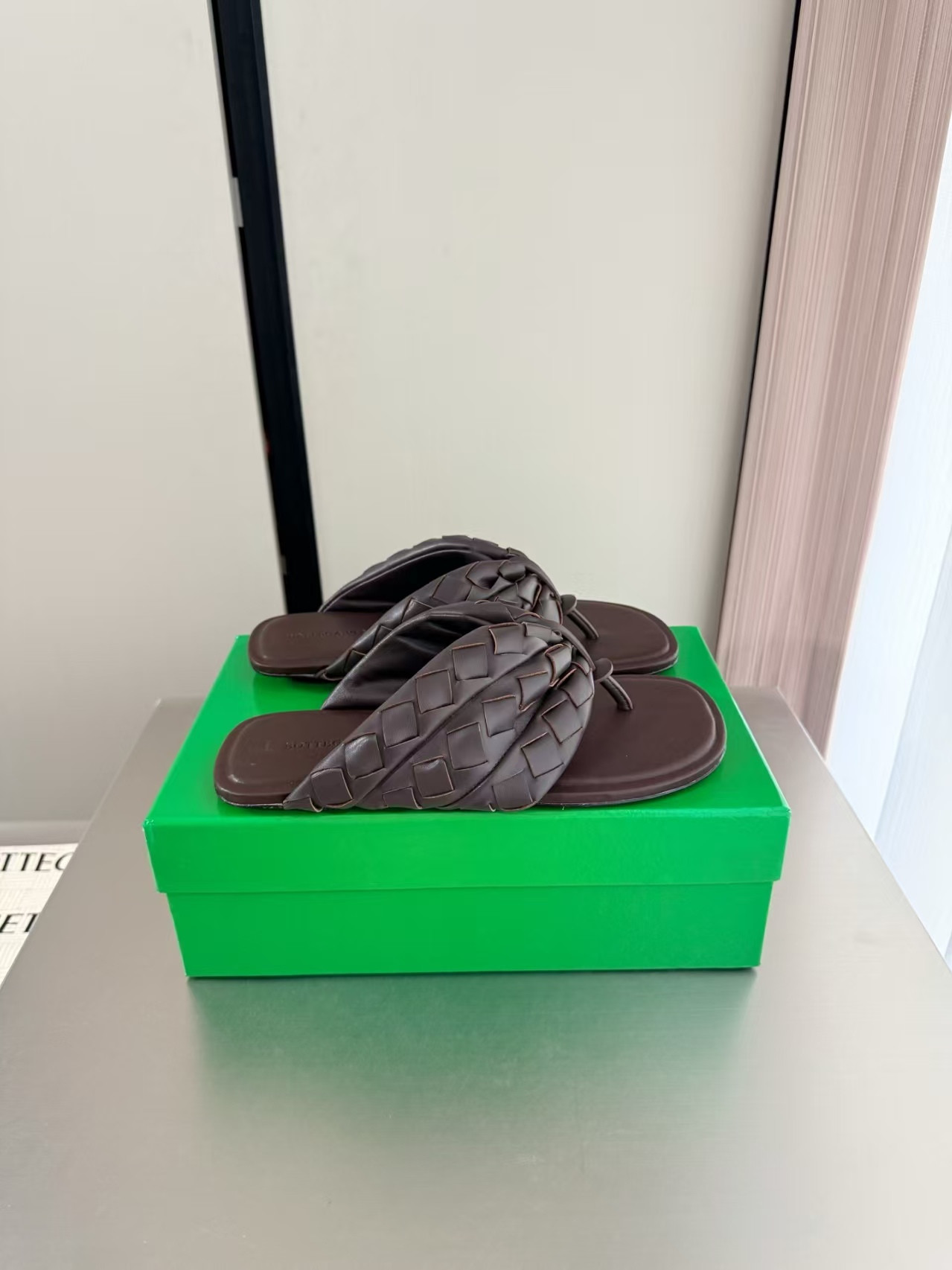 ua bo*te*ga Ve*ne*ta salsa thong sandal