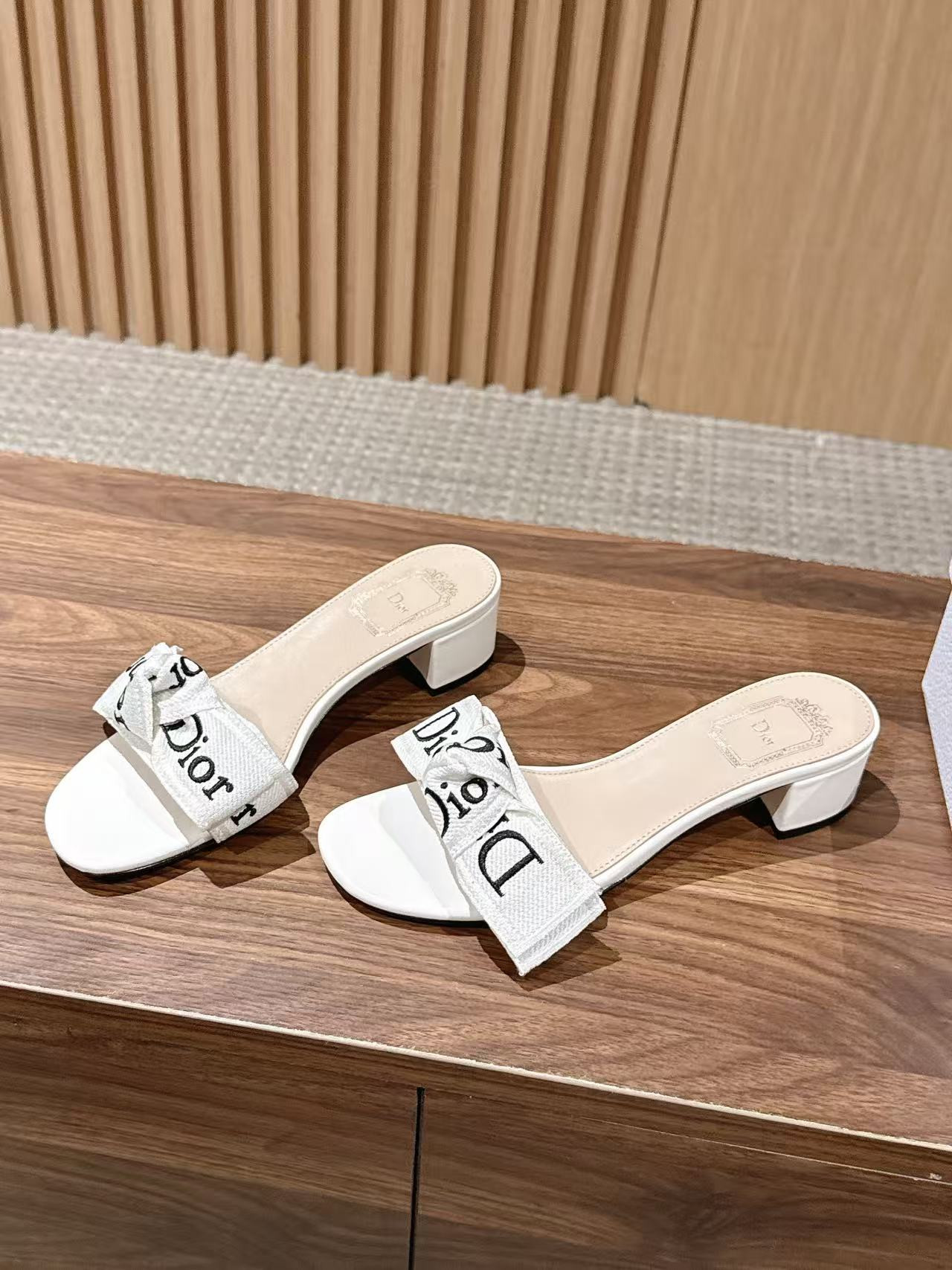 ua D*or j'aD*or-muiltje met hak