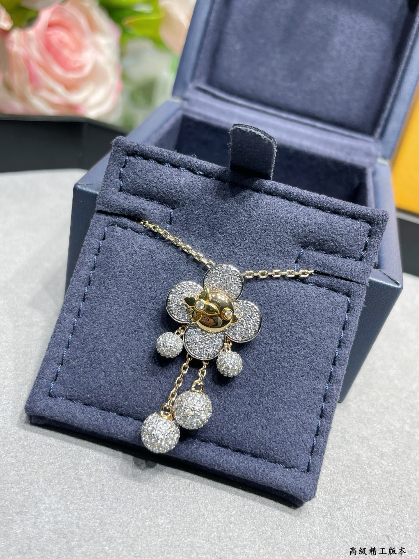 l0*is V*t0n necklace