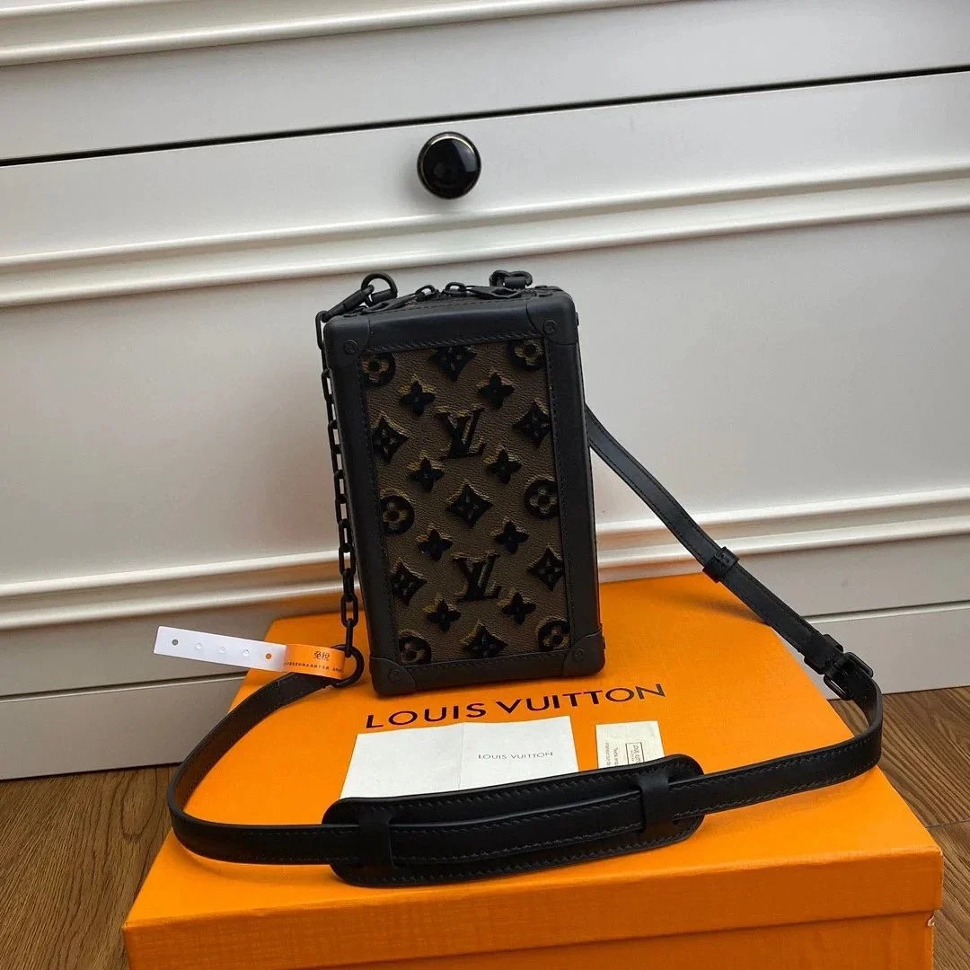 LV VERTICAL SOFT TRUNK M45044