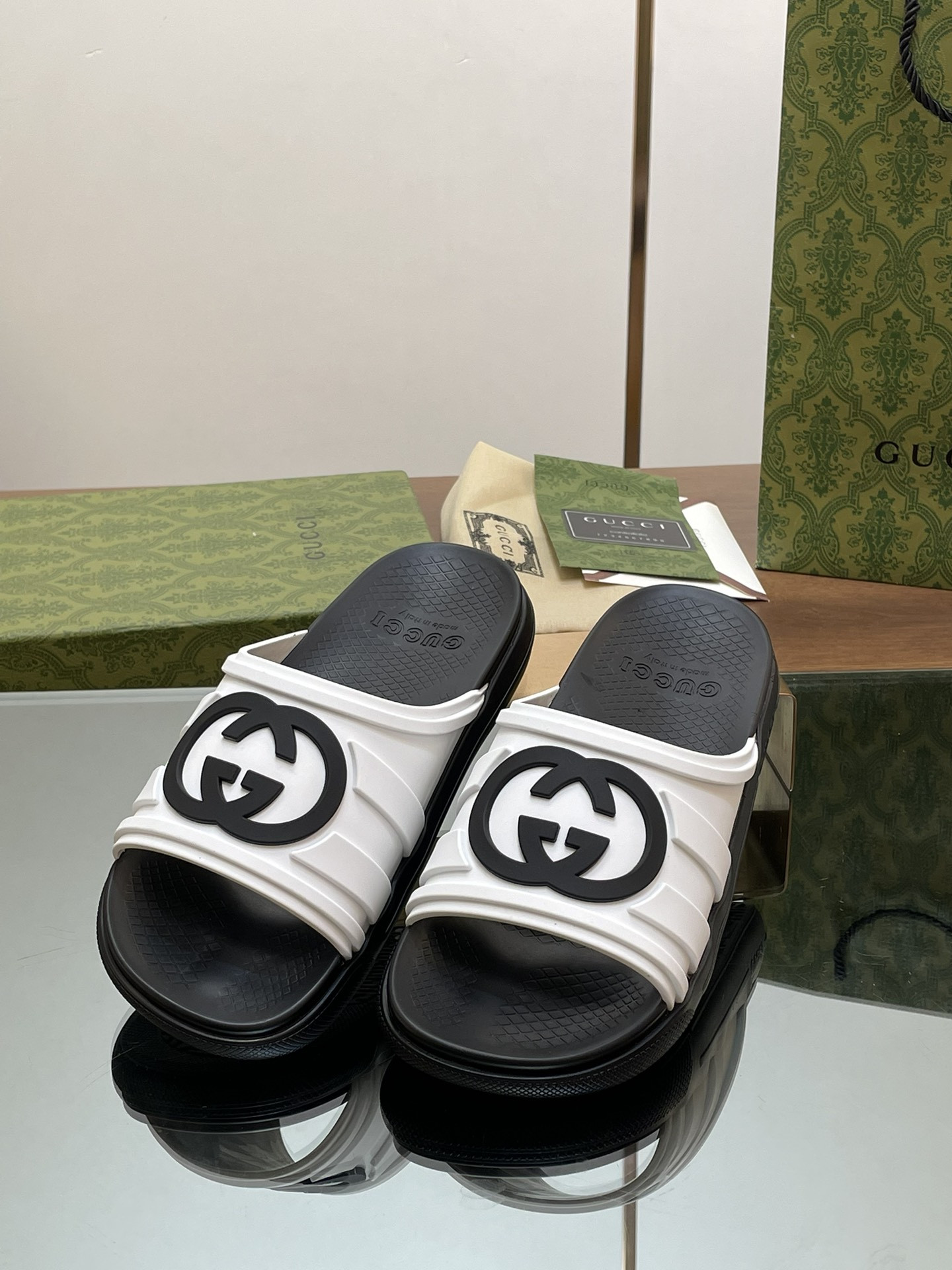 ua G*u*i interlocking g slide sandal