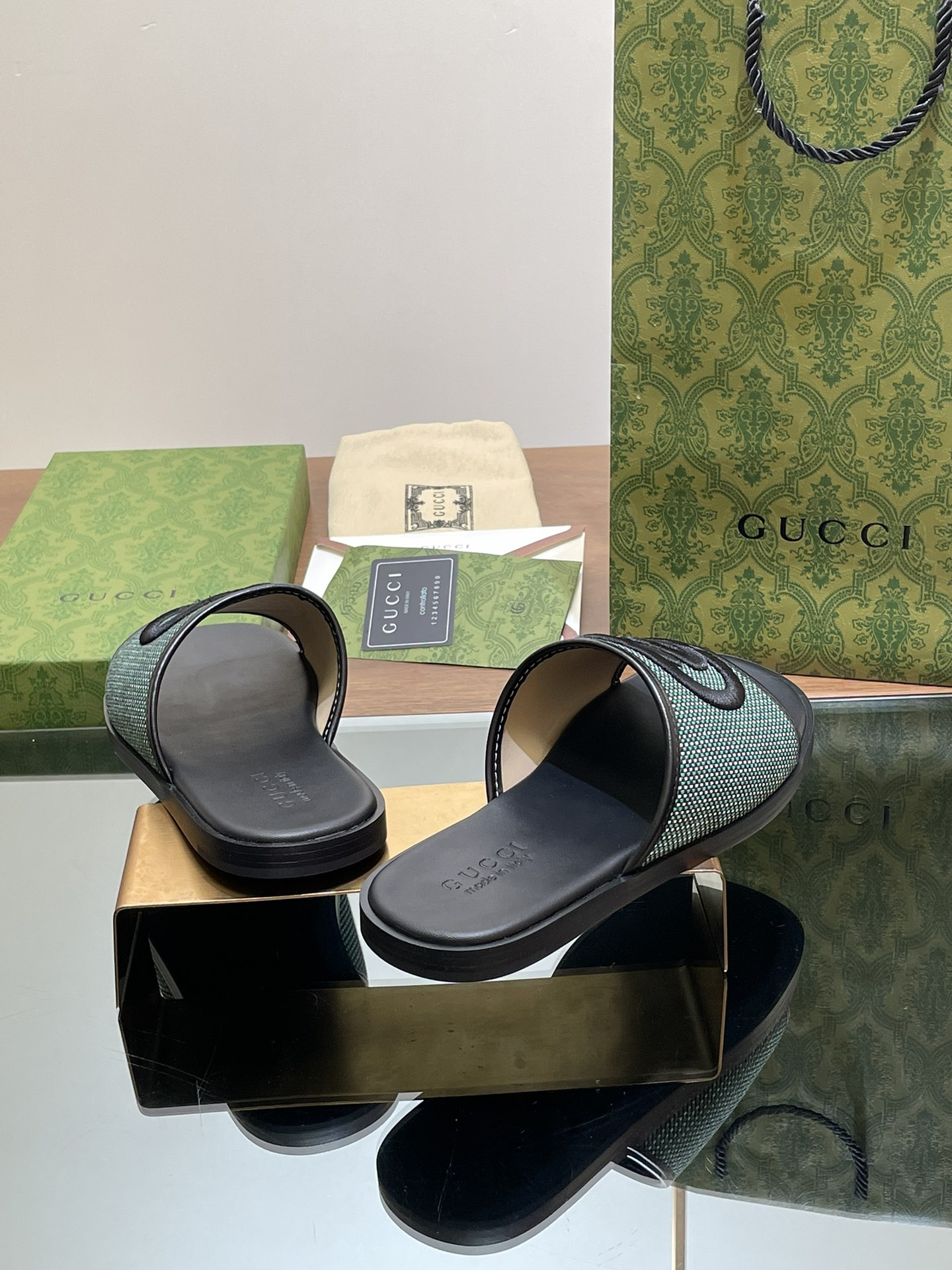 ua G*u*i interlocking g slide sandal