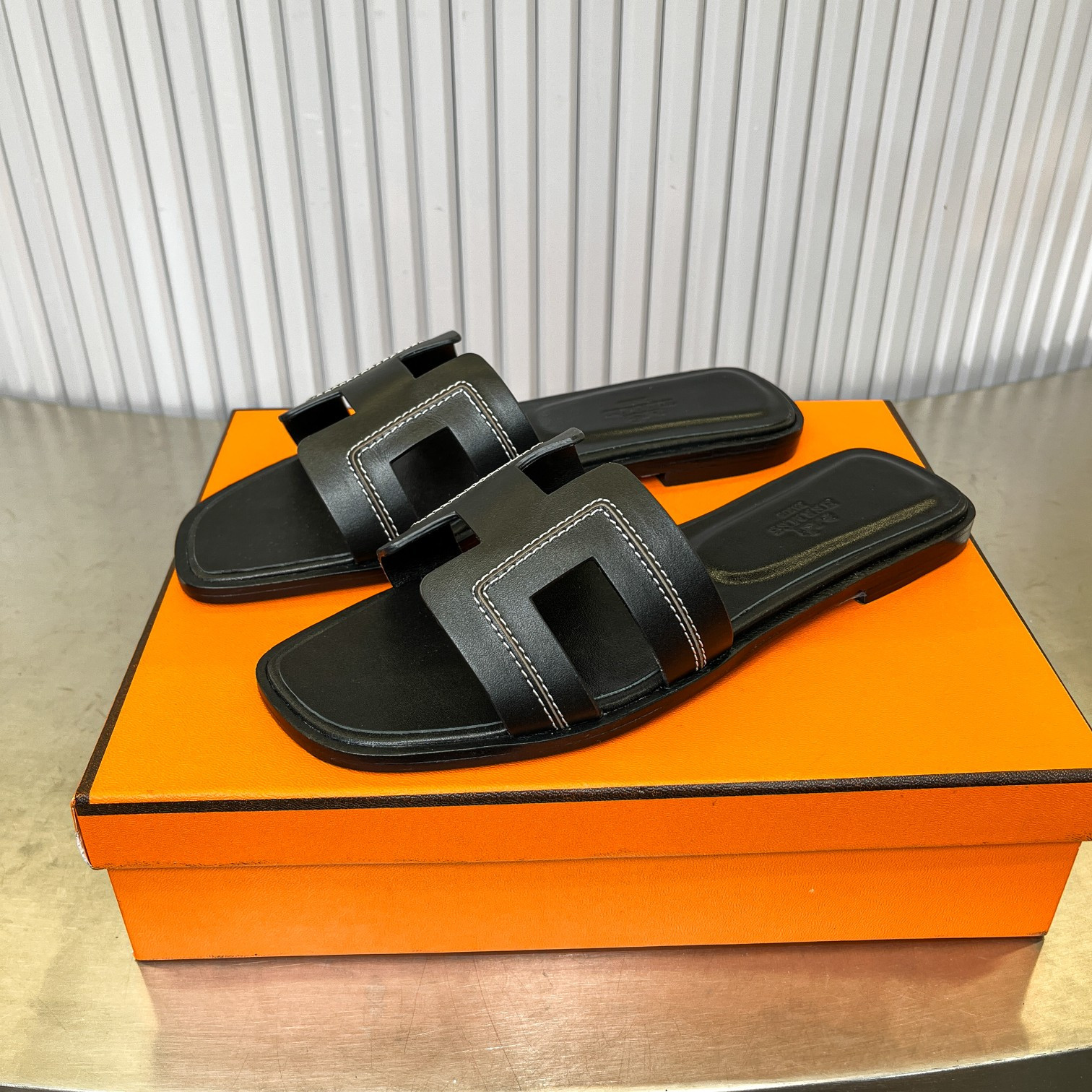 ua H**me5 oran sandal