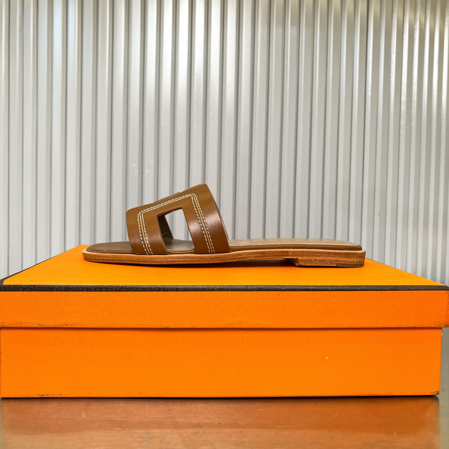 ua H**me5 oran sandal