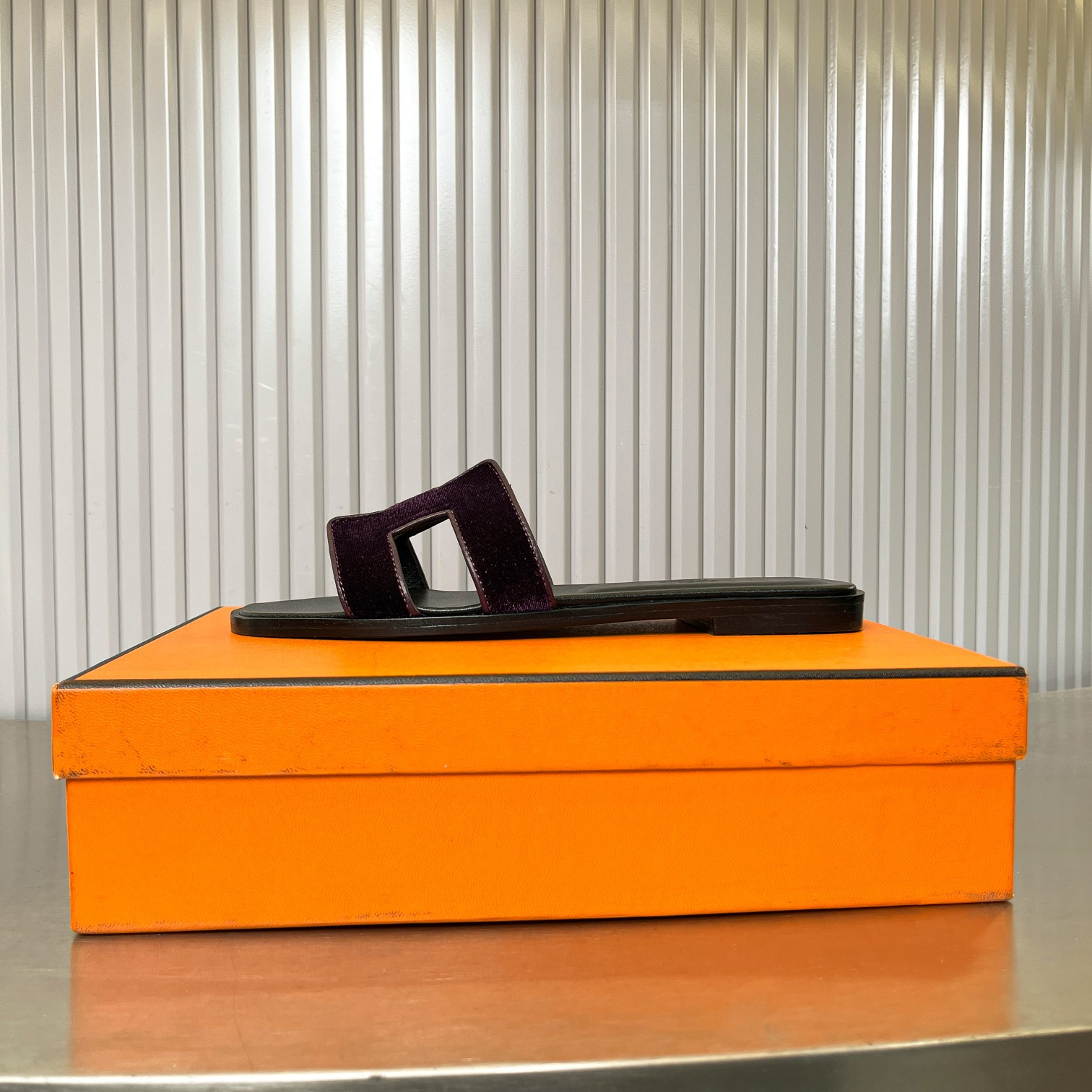 ua H**me5 oran sandal