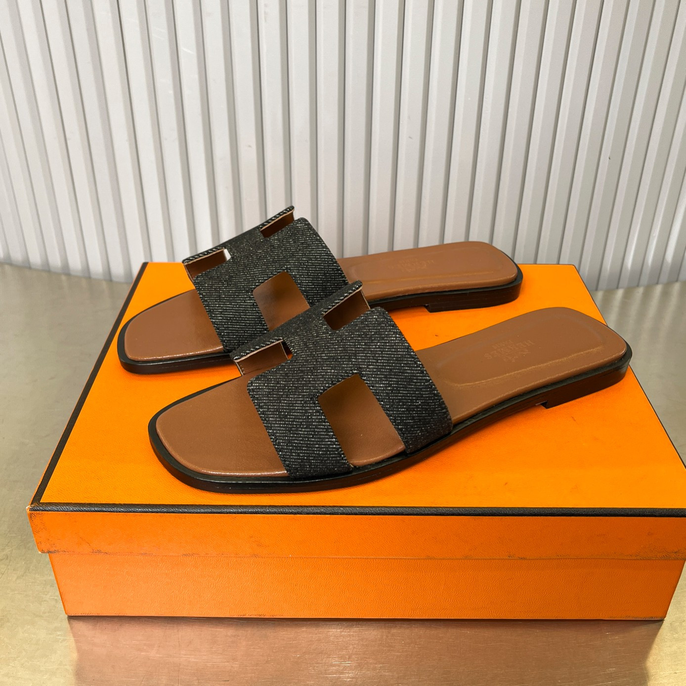 ua H**me5 oran sandal