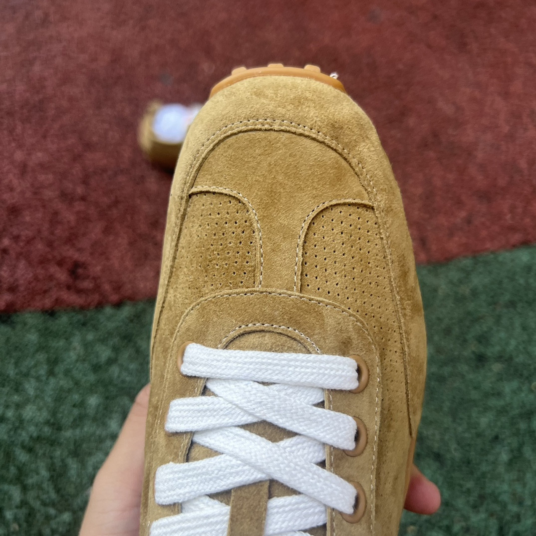 ua H**mes in sneaker