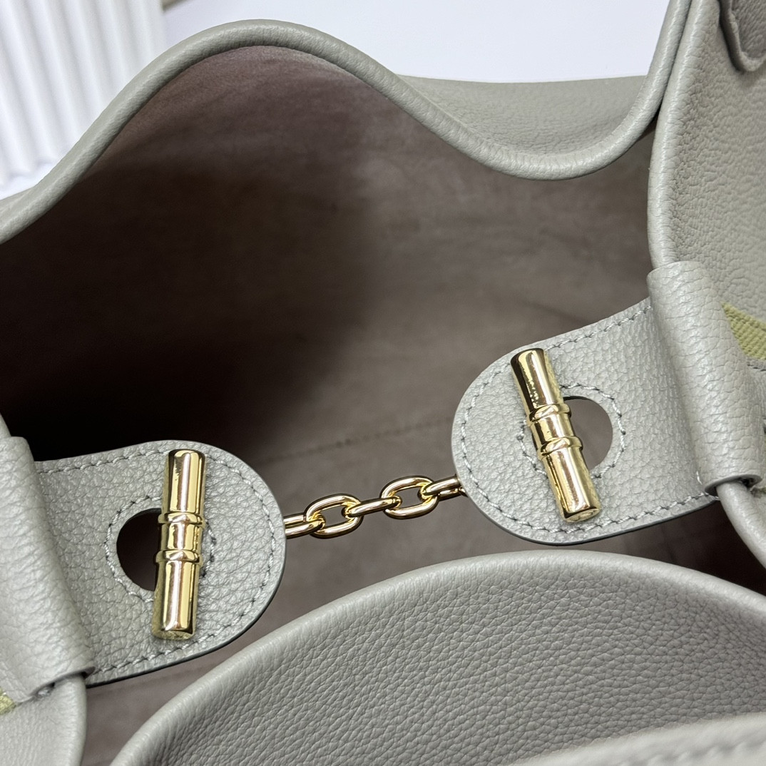 L**o p*ana large bale bag grained calfskin 24 x 20 x 27 cm